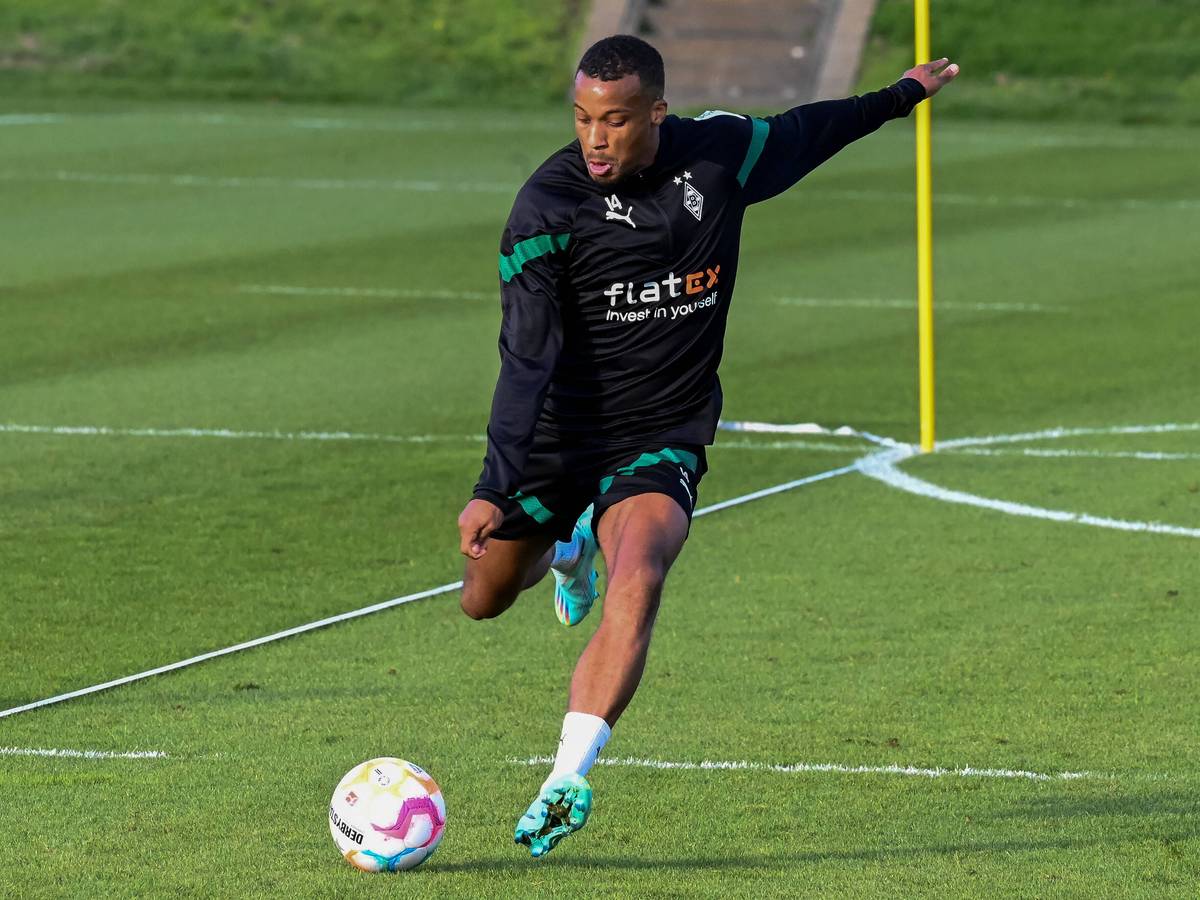 Top-Stürmer Alassane Plea von Borussia Mönchengladbach ist fit für einen Startelfeinsatz im Bundesliga-Derby am Sonntag (9. Oktober 2022) gegen den 1. FC Köln. Hier ist der Franzose am 5. Oktober 2022 im Borussia-Park zu sehen. Plea setzt zum Schuss an.