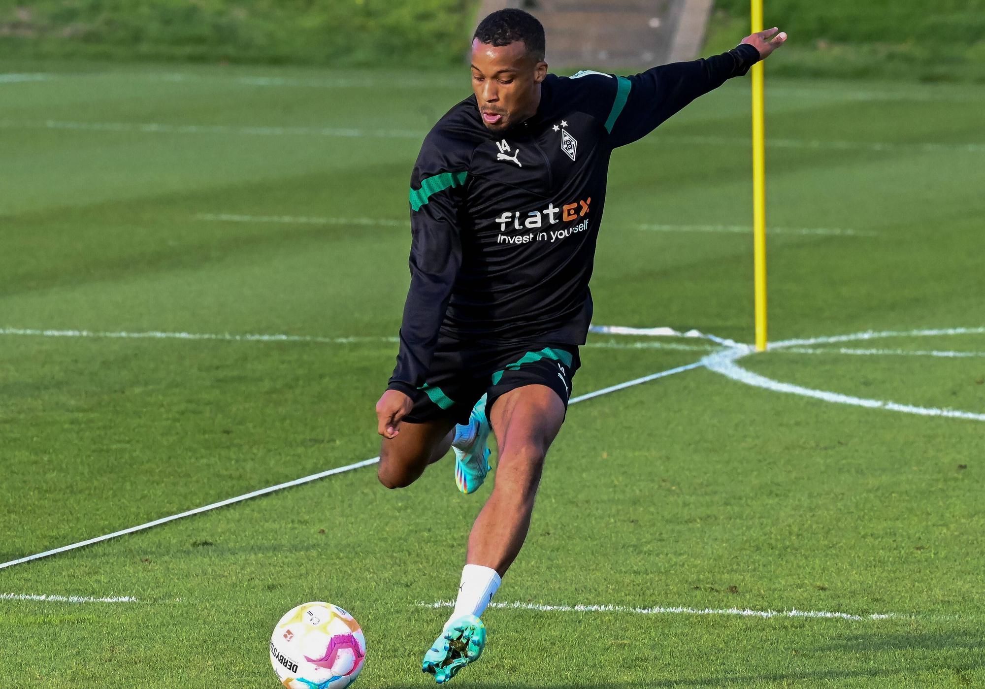 Top-Stürmer Alassane Plea von Borussia Mönchengladbach ist fit für einen Startelfeinsatz im Bundesliga-Derby am Sonntag (9. Oktober 2022) gegen den 1. FC Köln. Hier ist der Franzose am 5. Oktober 2022 im Borussia-Park zu sehen. Plea setzt zum Schuss an.