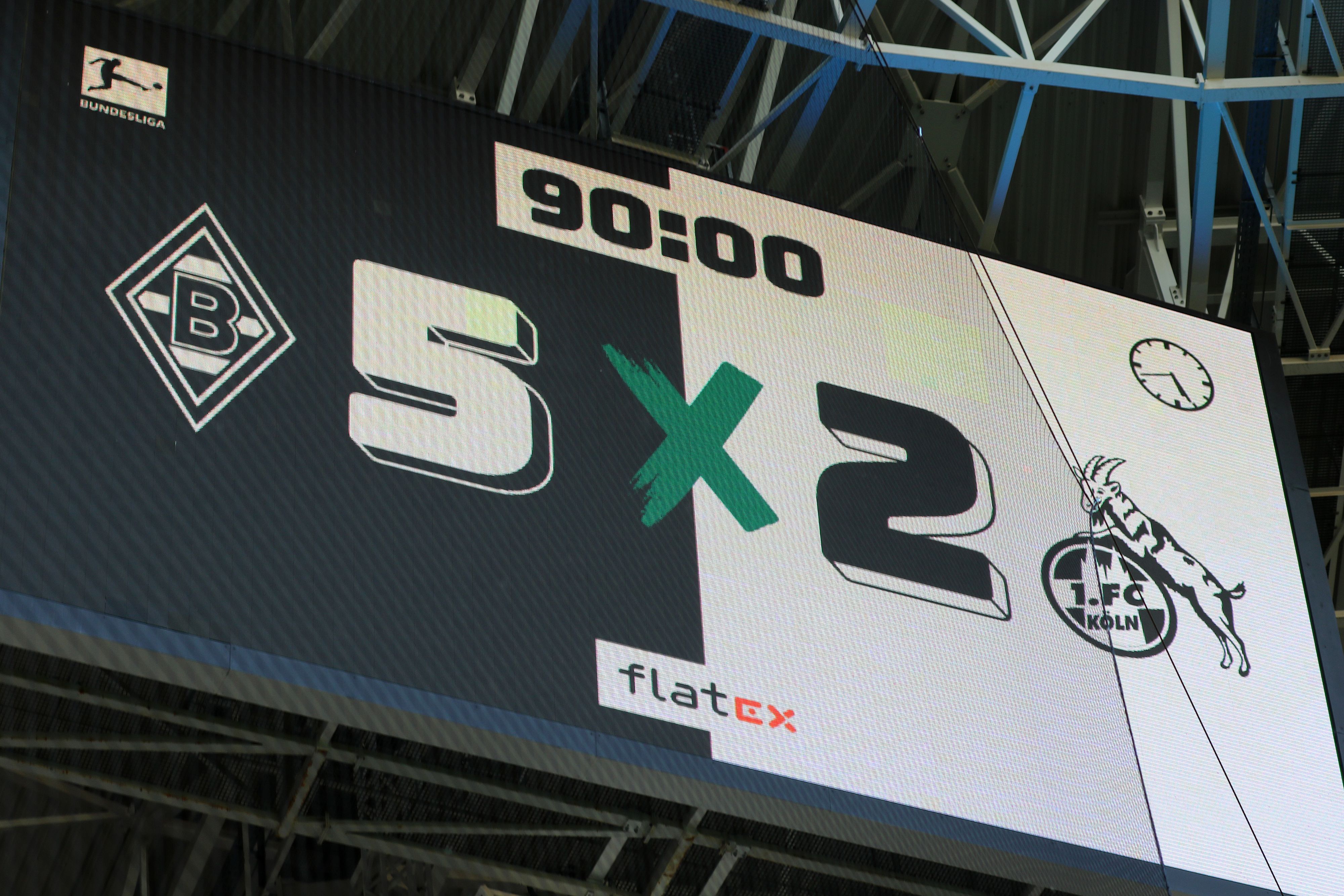 Die Anzeigetafel im Borussia-Park zeigt das 5:2-Endergebnis von Borussia Mönchengladbach im Bundesliga-Derby gegen den 1. FC Köln am 9. Oktober an.