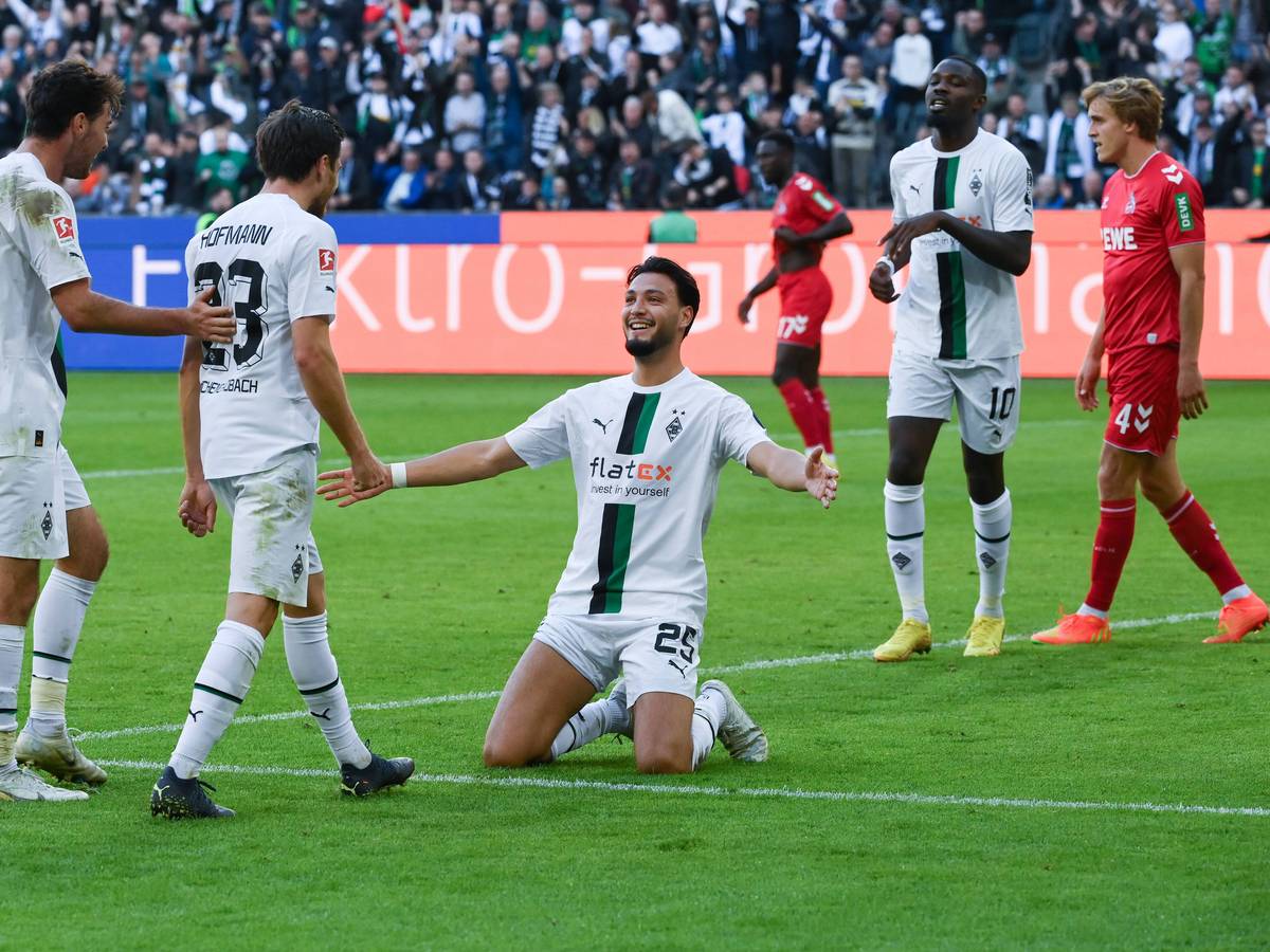 Torschütze Ramy Bensebaini (kniend) jubelt mit Joe Scally (l.), Jonas Hofmann (2. v. l.) und Marcus Thuram (2. v. r.) über seinen Treffer zum 4:1 für Borussia Mönchengladbach gegen den 1. FC Köln am 9. Oktober 2022.