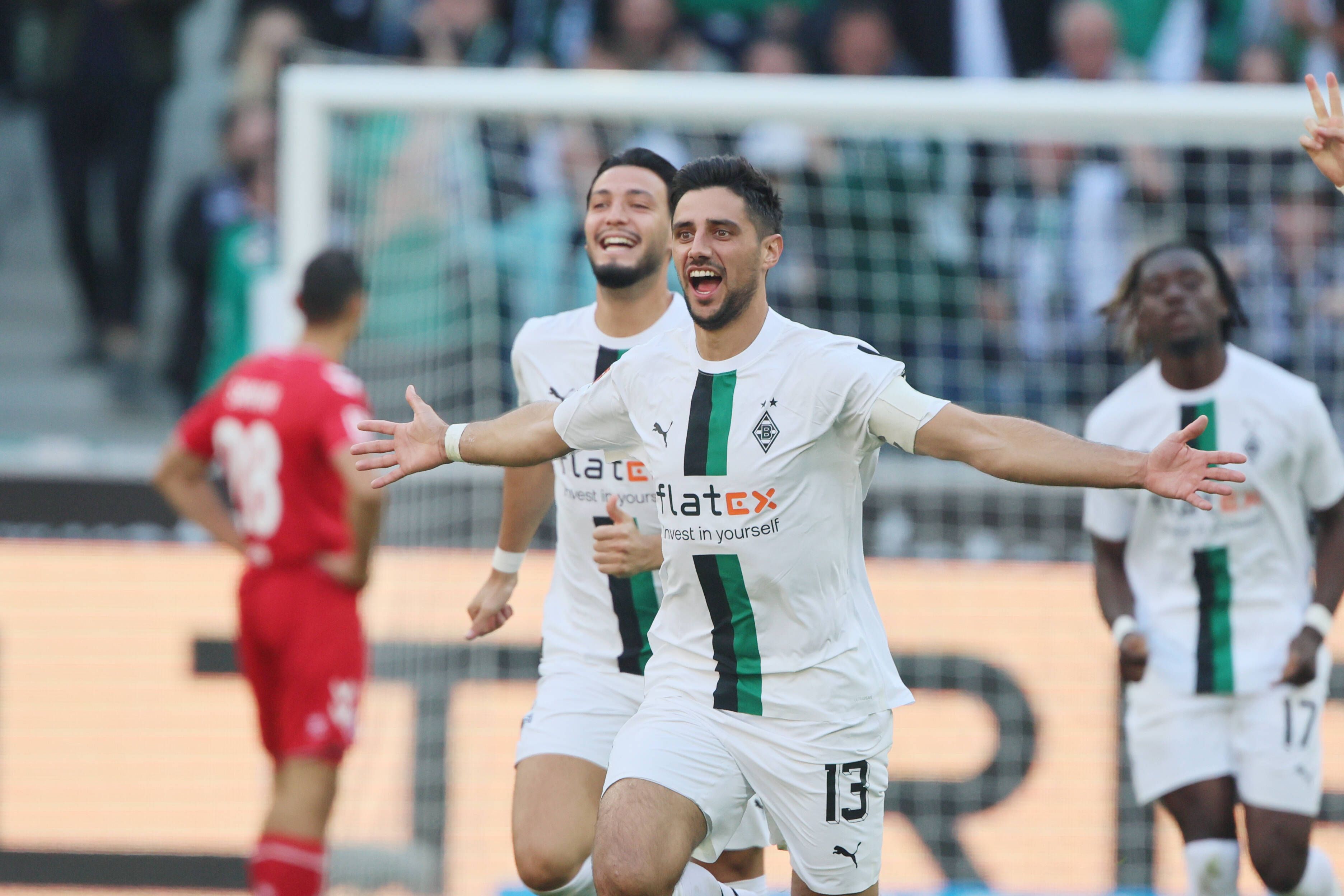 Gladbach-Kapitän Lars Stindl (M.) bejubelt seinen Treffer zum 3:1 im Bundesliga-Derby (9. Oktober 2022) gegen den 1. FC Köln im Borussia-Park. Stindl breitet die Arme aus und brüllt seine Freude heraus.
