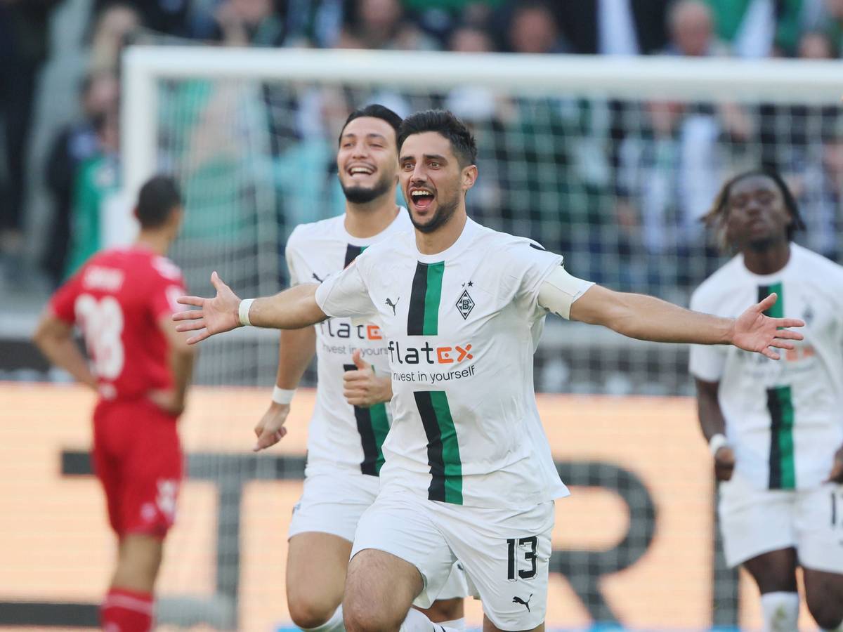 Gladbach-Kapitän Lars Stindl (M.) bejubelt seinen Treffer zum 3:1 im Bundesliga-Derby (9. Oktober 2022) gegen den 1. FC Köln im Borussia-Park. Stindl breitet die Arme aus und brüllt seine Freude heraus.