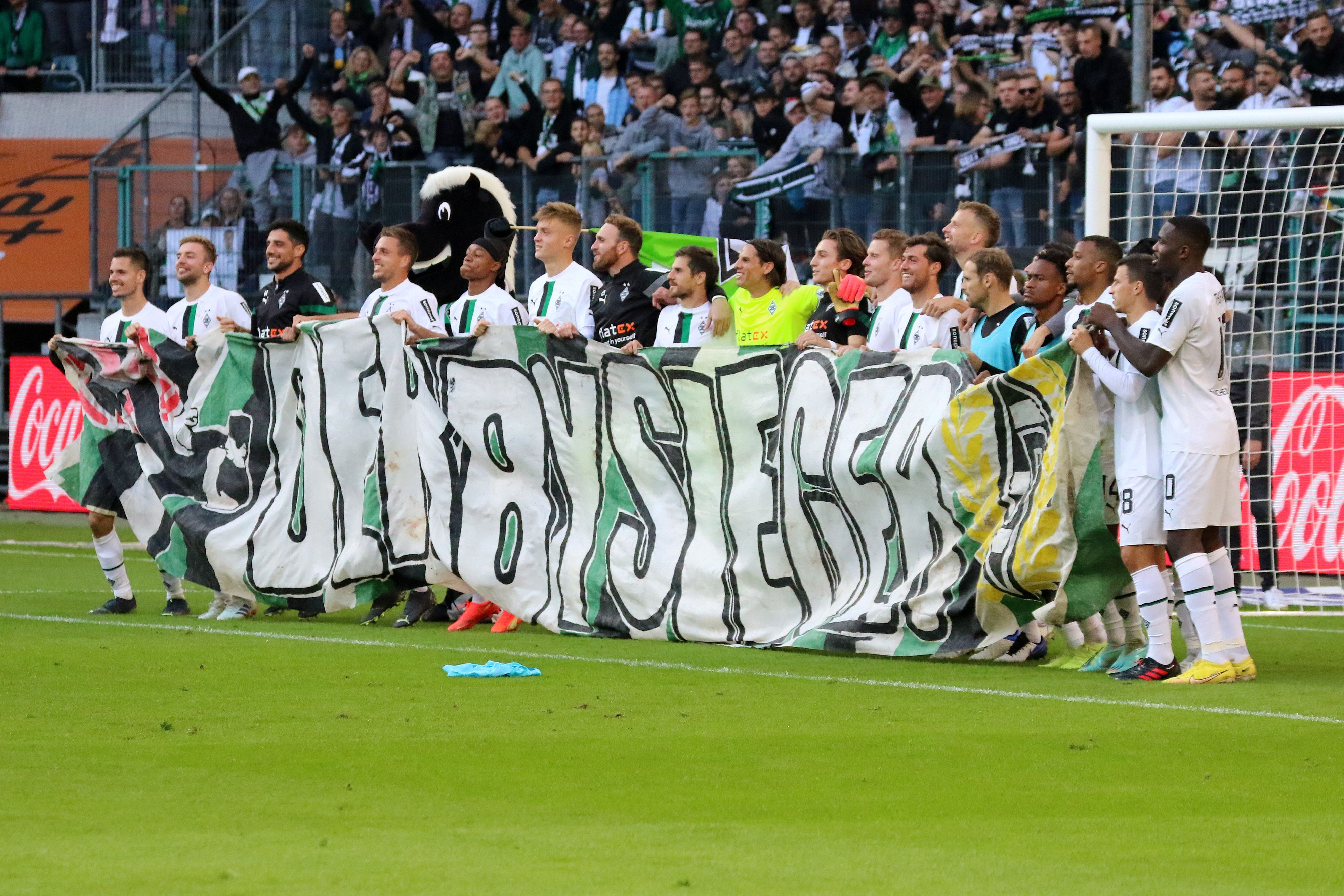 Die Mannschaft von Borussia Mönchengladbach nach dem 5:2-Derbysieg gegen den 1. FC Köln mit einem Derbysieger-Banner.