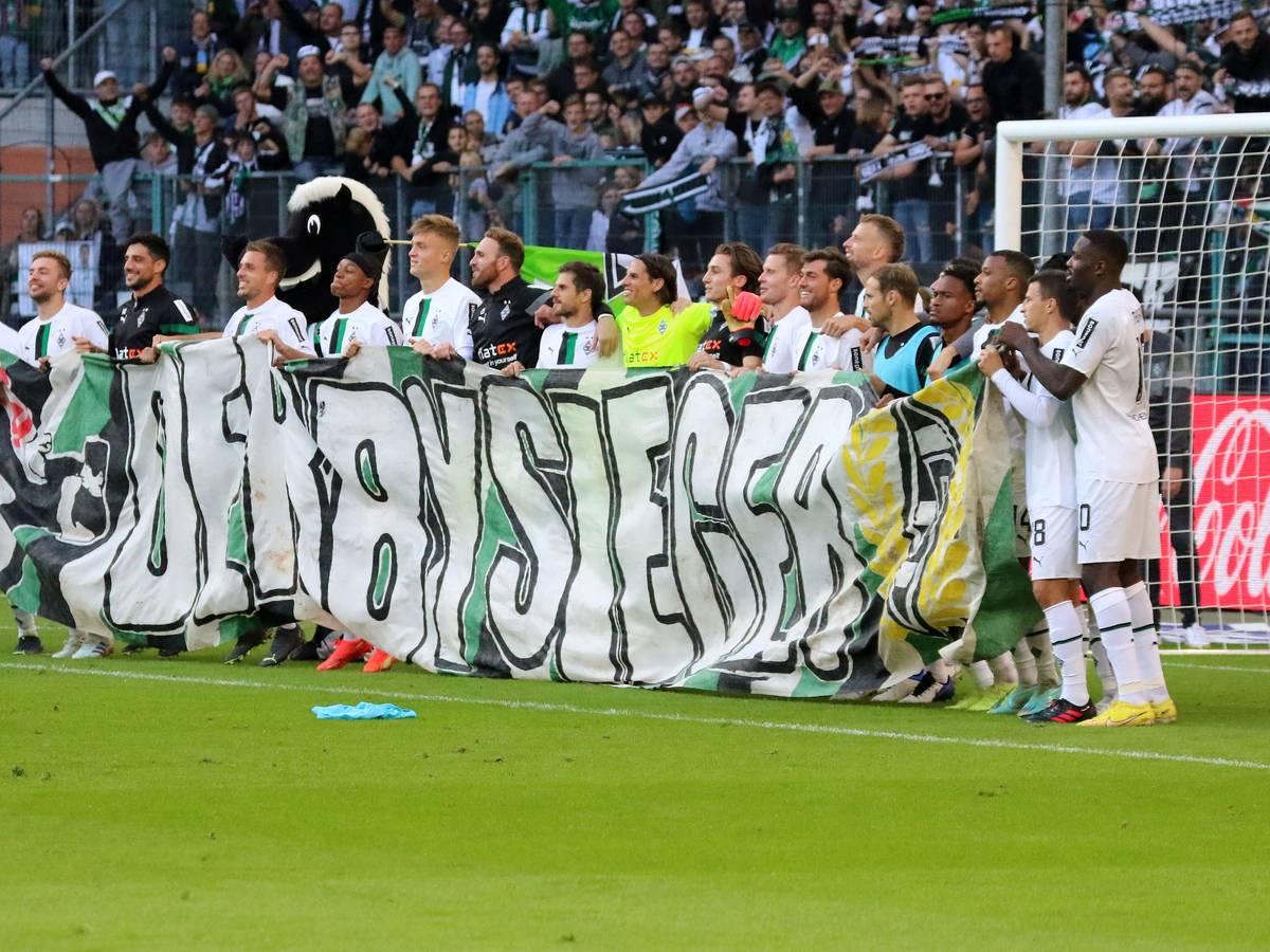 Die Mannschaft von Borussia Mönchengladbach nach dem 5:2-Derbysieg gegen den 1. FC Köln mit einem Derbysieger-Banner.