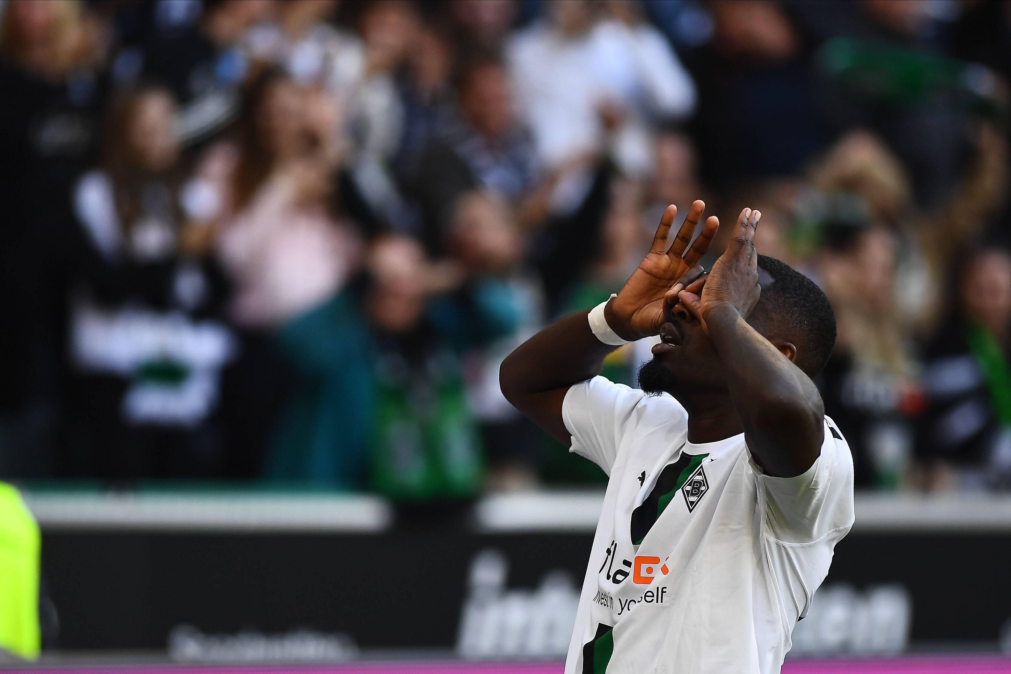 Gladbach-Stürmer Marcus Thuram macht den Brillen-Jubel von Ex-Köln-Stürmer Anthony Modeste nach dem 5:2-Triumph im Derby (9. Oktober 2022) gegen den FC nach.