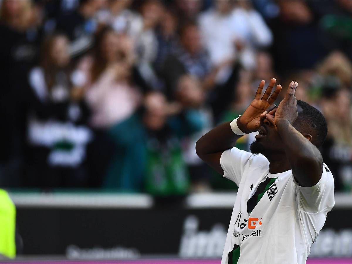 Gladbach-Stürmer Marcus Thuram macht den Brillen-Jubel von Ex-Köln-Stürmer Anthony Modeste nach dem 5:2-Triumph im Derby (9. Oktober 2022) gegen den FC nach.