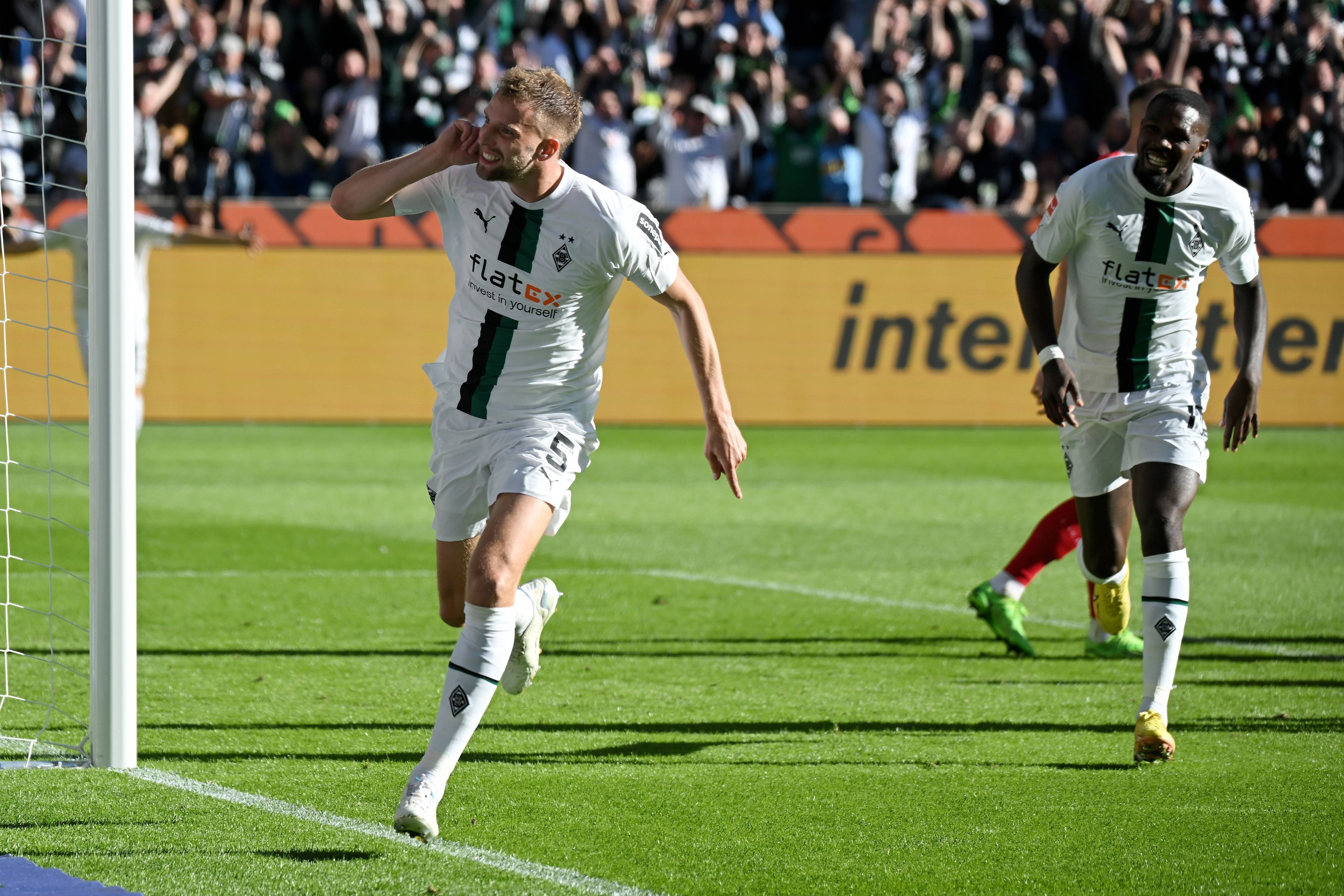 Am Sonntag (9. Oktober 2022) hat Borussia Mönchengladbach das Derby gegen den 1. FC Köln mit 5:2 gewonnen. Das Foto zeigt Gladbachs Marvin Friedrich nach dem Treffer zum 1:0 beim Torjubel.