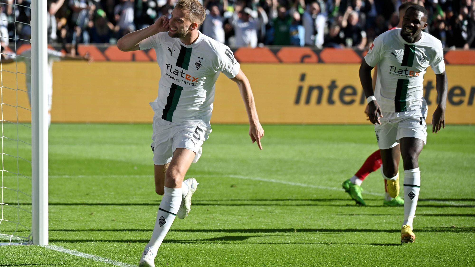 Am Sonntag (9. Oktober 2022) hat Borussia Mönchengladbach das Derby gegen den 1. FC Köln mit 5:2 gewonnen. Das Foto zeigt Gladbachs Marvin Friedrich nach dem Treffer zum 1:0 beim Torjubel.