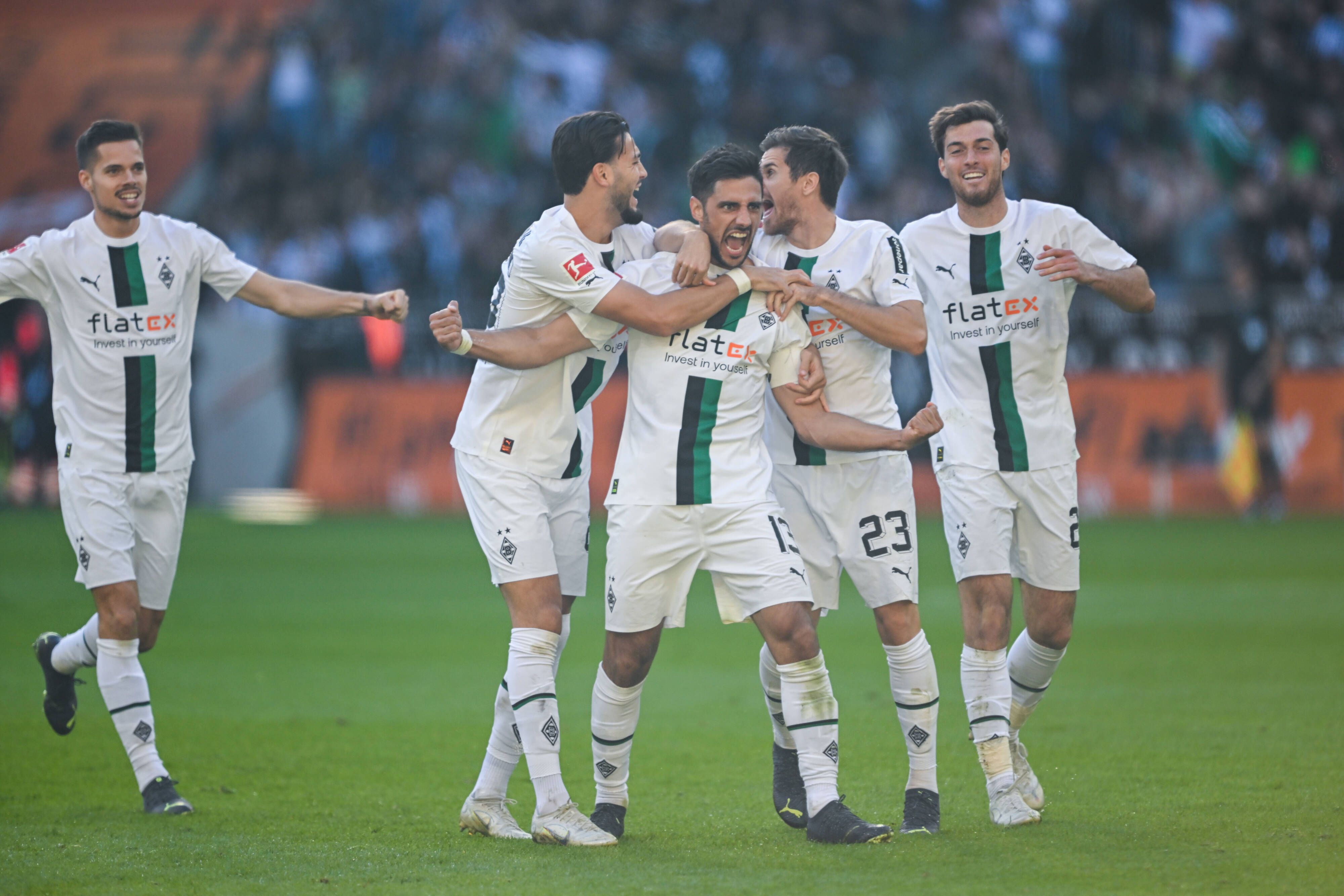 Lars Stindl (M.) jubelt mit seinen Teamkollegen von Borussia Mönchengladbach über seinen Treffer zum 3:1 gegen den 1. FC Köln am 9. Oktober 2022.