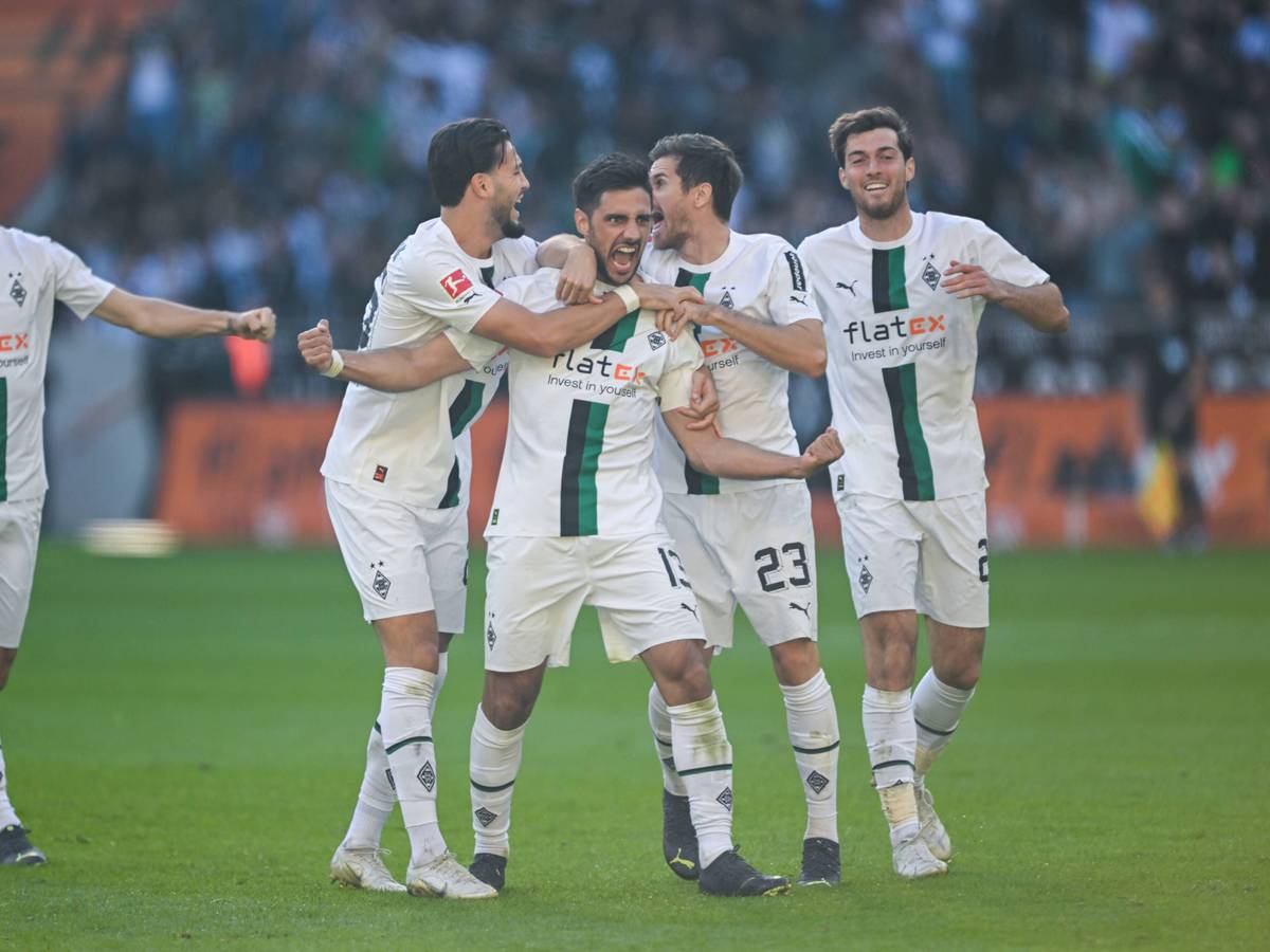 Lars Stindl (M.) jubelt mit seinen Teamkollegen von Borussia Mönchengladbach über seinen Treffer zum 3:1 gegen den 1. FC Köln am 9. Oktober 2022.