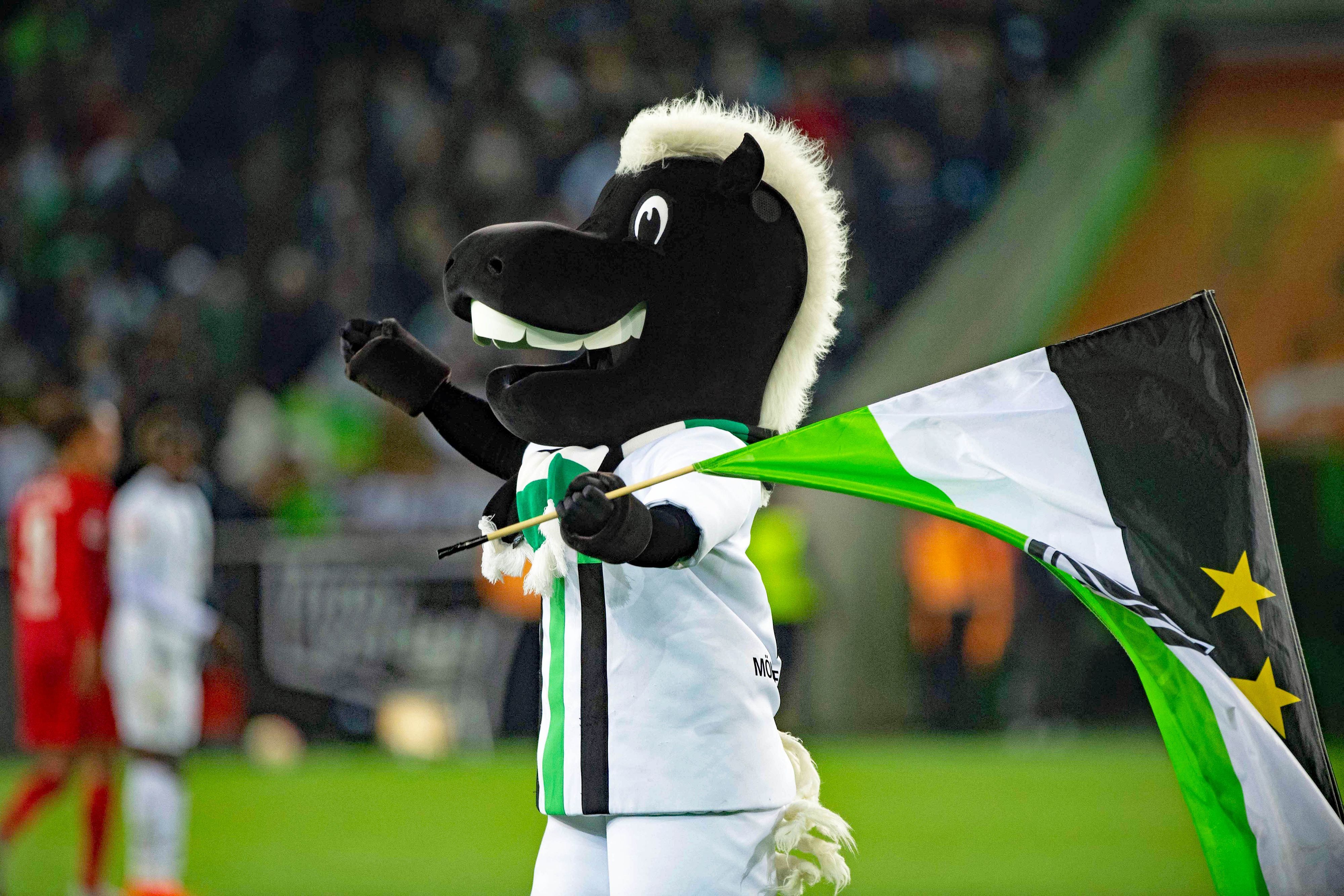 Jünter, Maskottchen von Borussia Mönchengladbach beim Schlussjubel mit Gladbach-Fahne am 17. September 2022 im Borussia-Park.