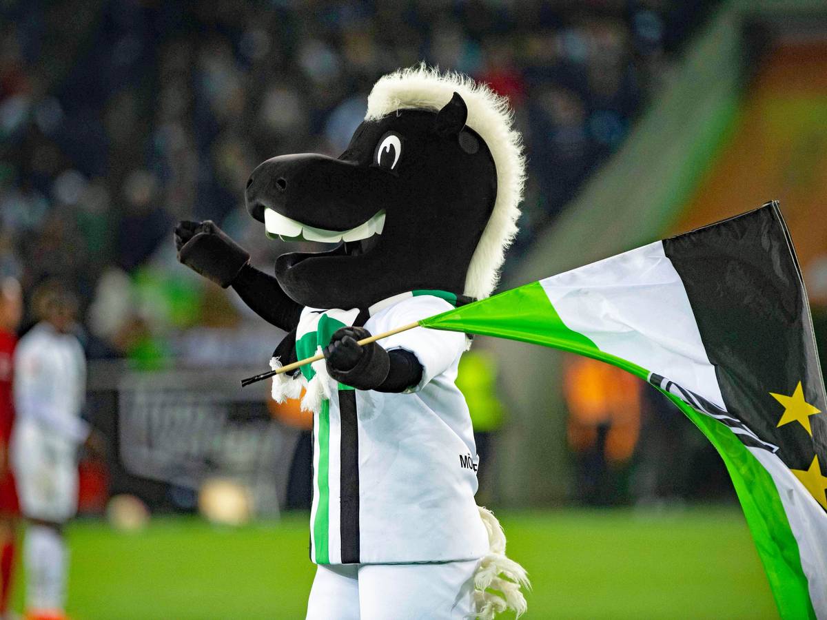 Jünter, Maskottchen von Borussia Mönchengladbach beim Schlussjubel mit Gladbach-Fahne am 17. September 2022 im Borussia-Park.