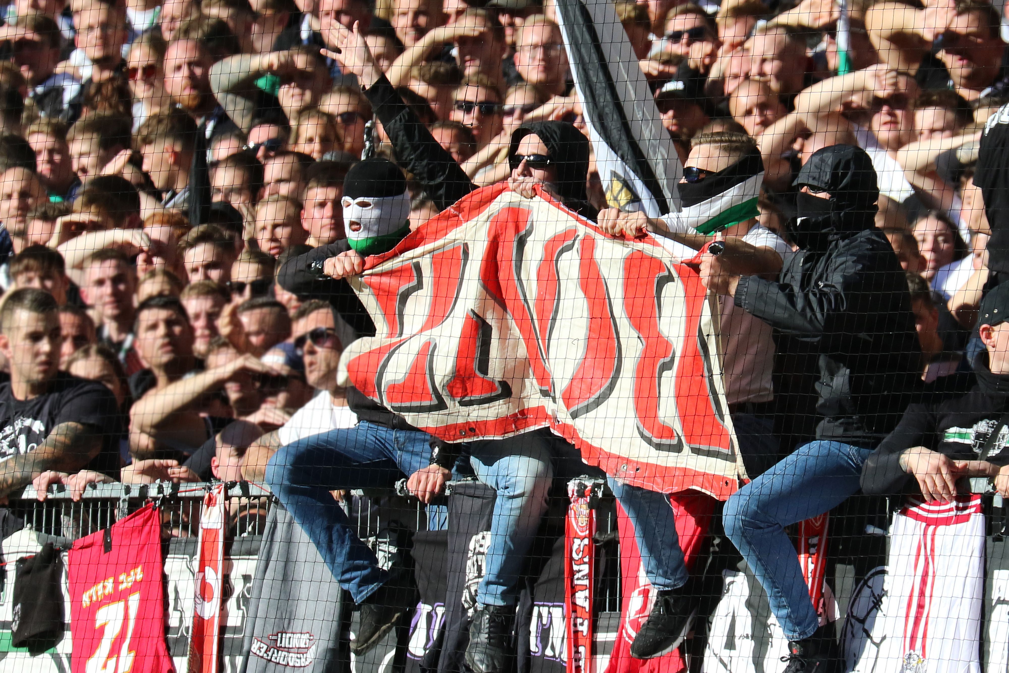 Ultras von Borussia Mönchengladbach präsentieren in der Nordkurve während des Bundesliga-Derbys am Sonntag (9. Oktober 2022) die 2018 geklaute Fahne der ehemaligen Kölner Ultra-Gruppierung „Boyz“.