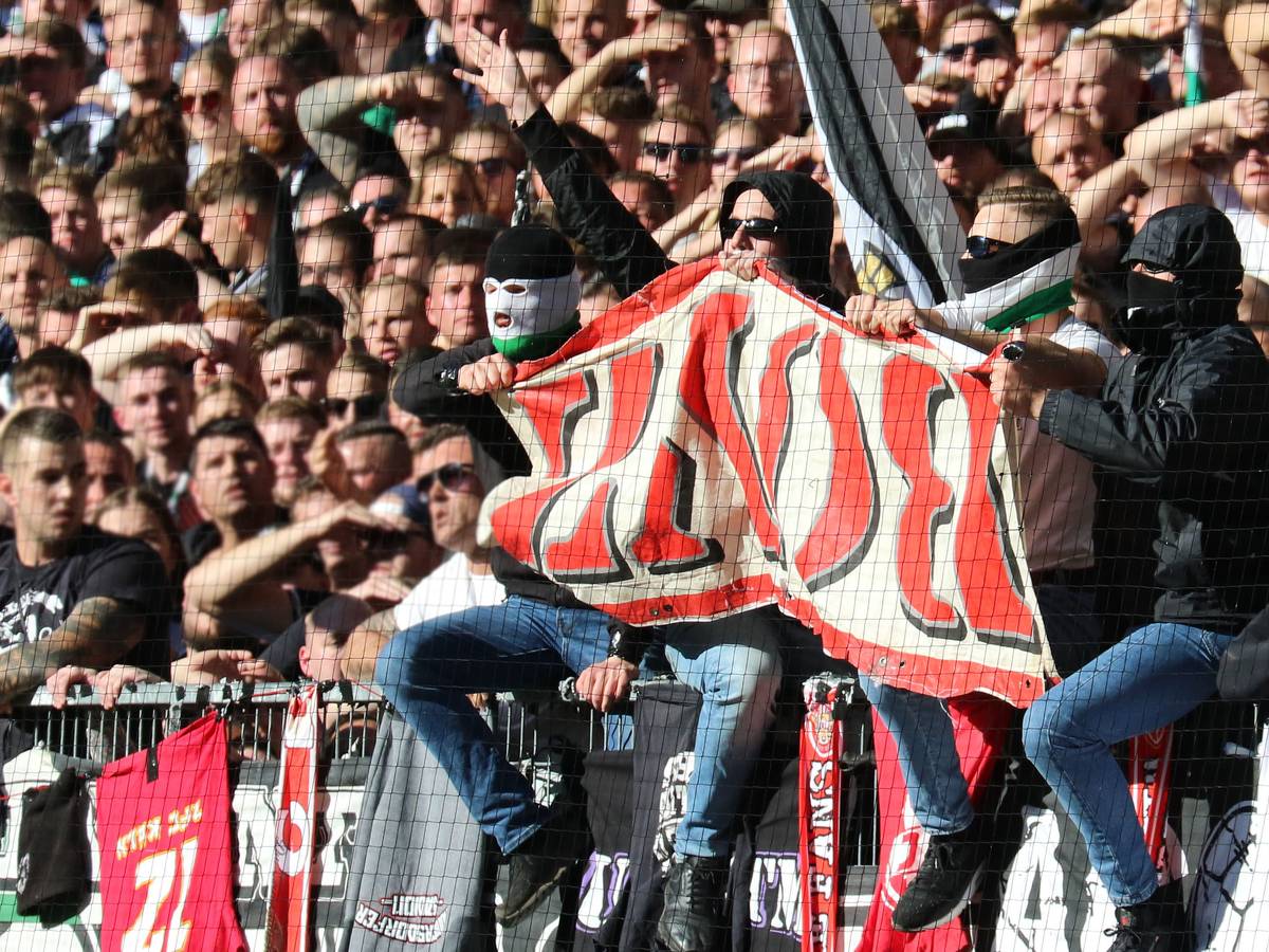 Ultras von Borussia Mönchengladbach präsentieren in der Nordkurve während des Bundesliga-Derbys am Sonntag (9. Oktober 2022) die 2018 geklaute Fahne der ehemaligen Kölner Ultra-Gruppierung „Boyz“.