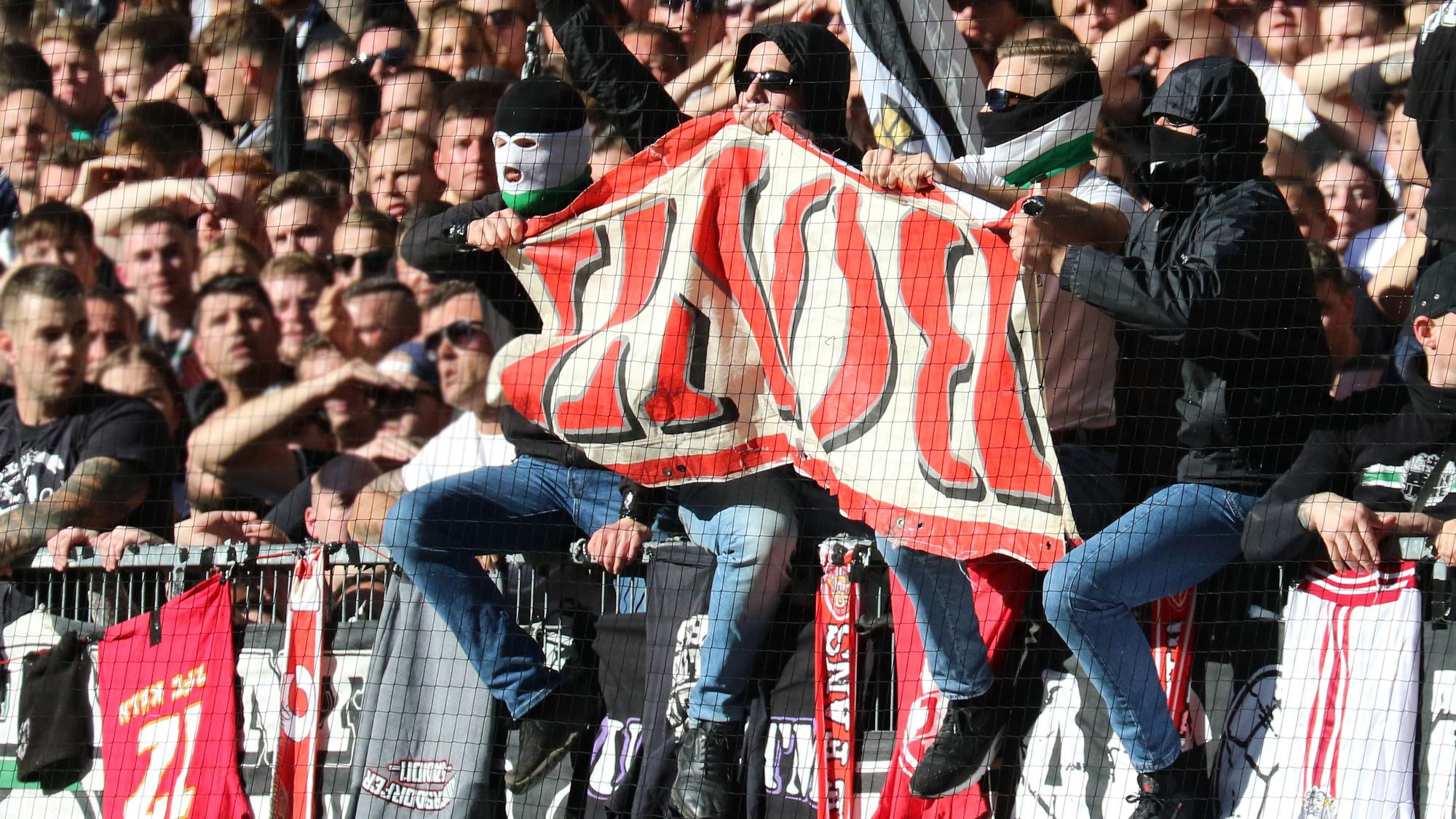 Ultras von Borussia Mönchengladbach präsentieren in der Nordkurve während des Bundesliga-Derbys am Sonntag (9. Oktober 2022) die 2018 geklaute Fahne der ehemaligen Kölner Ultra-Gruppierung „Boyz“.