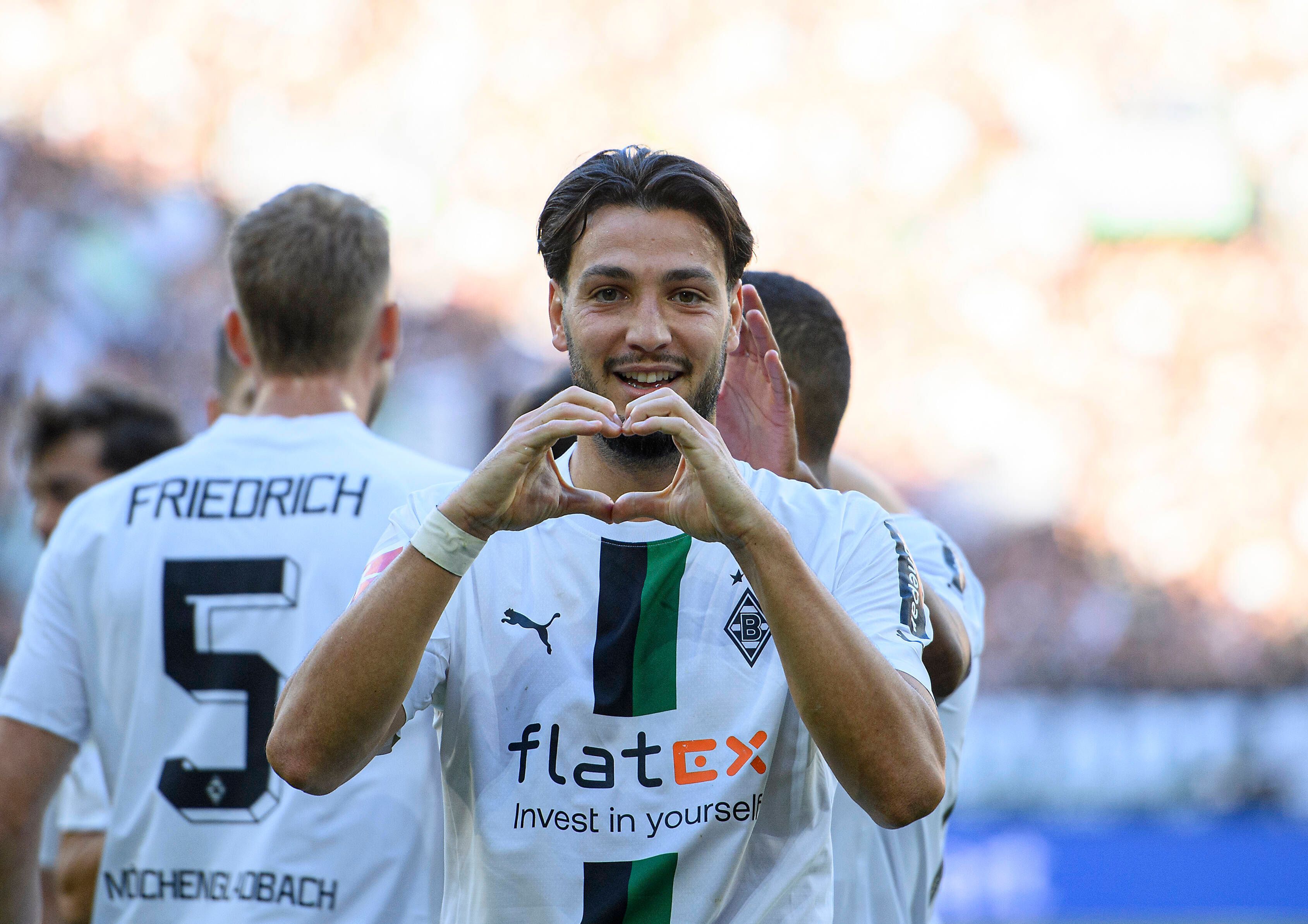 Ramy Bensebaini von Borussia Mönchengladbach erzielte im Derby gegen den 1. FC Köln am Sonntag (9. Oktober 2022) zwei Tore. Das Foto zeigt ihm beim Jubel nach dem 4:1. Mit den Händen formt er ein Herz.