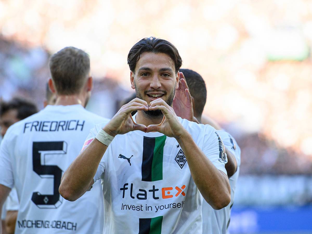 Ramy Bensebaini von Borussia Mönchengladbach erzielte im Derby gegen den 1. FC Köln am Sonntag (9. Oktober 2022) zwei Tore. Das Foto zeigt ihm beim Jubel nach dem 4:1. Mit den Händen formt er ein Herz.