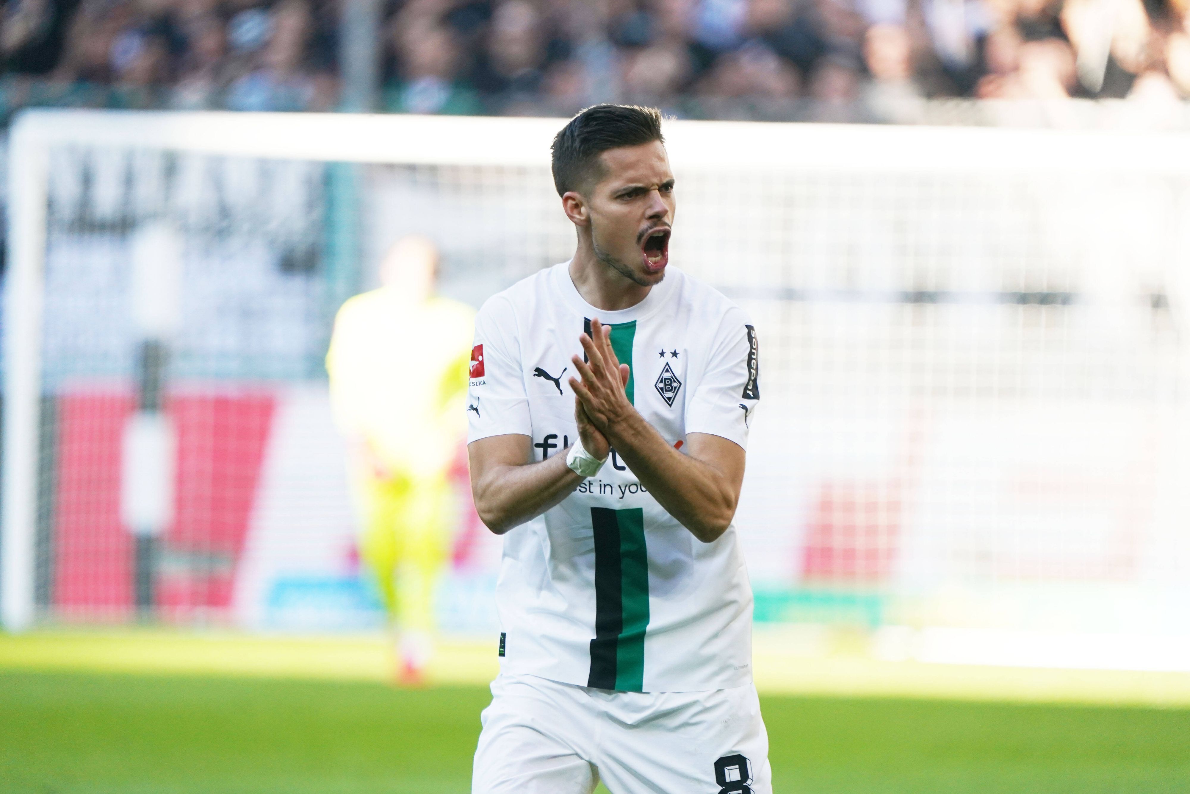 Julian Weigl von Borussia Mönchengladbach gehörte beim 5:2-Derbysieg gegen den 1. FC Köln am Sonntag (9. Oktober 2022) zu den auffälligsten Akteueren. Das Foto zeigt ihn klatschend und schreiend während der Partie.