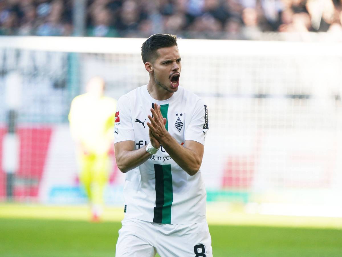 Julian Weigl von Borussia Mönchengladbach gehörte beim 5:2-Derbysieg gegen den 1. FC Köln am Sonntag (9. Oktober 2022) zu den auffälligsten Akteueren. Das Foto zeigt ihn klatschend und schreiend während der Partie.