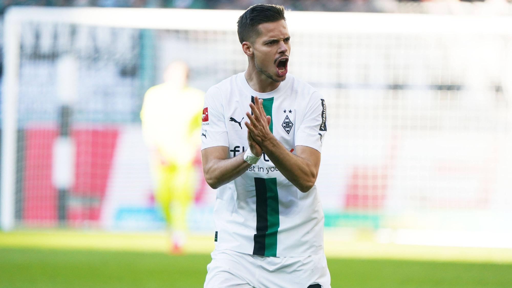 Julian Weigl von Borussia Mönchengladbach gehörte beim 5:2-Derbysieg gegen den 1. FC Köln am Sonntag (9. Oktober 2022) zu den auffälligsten Akteueren. Das Foto zeigt ihn klatschend und schreiend während der Partie.
