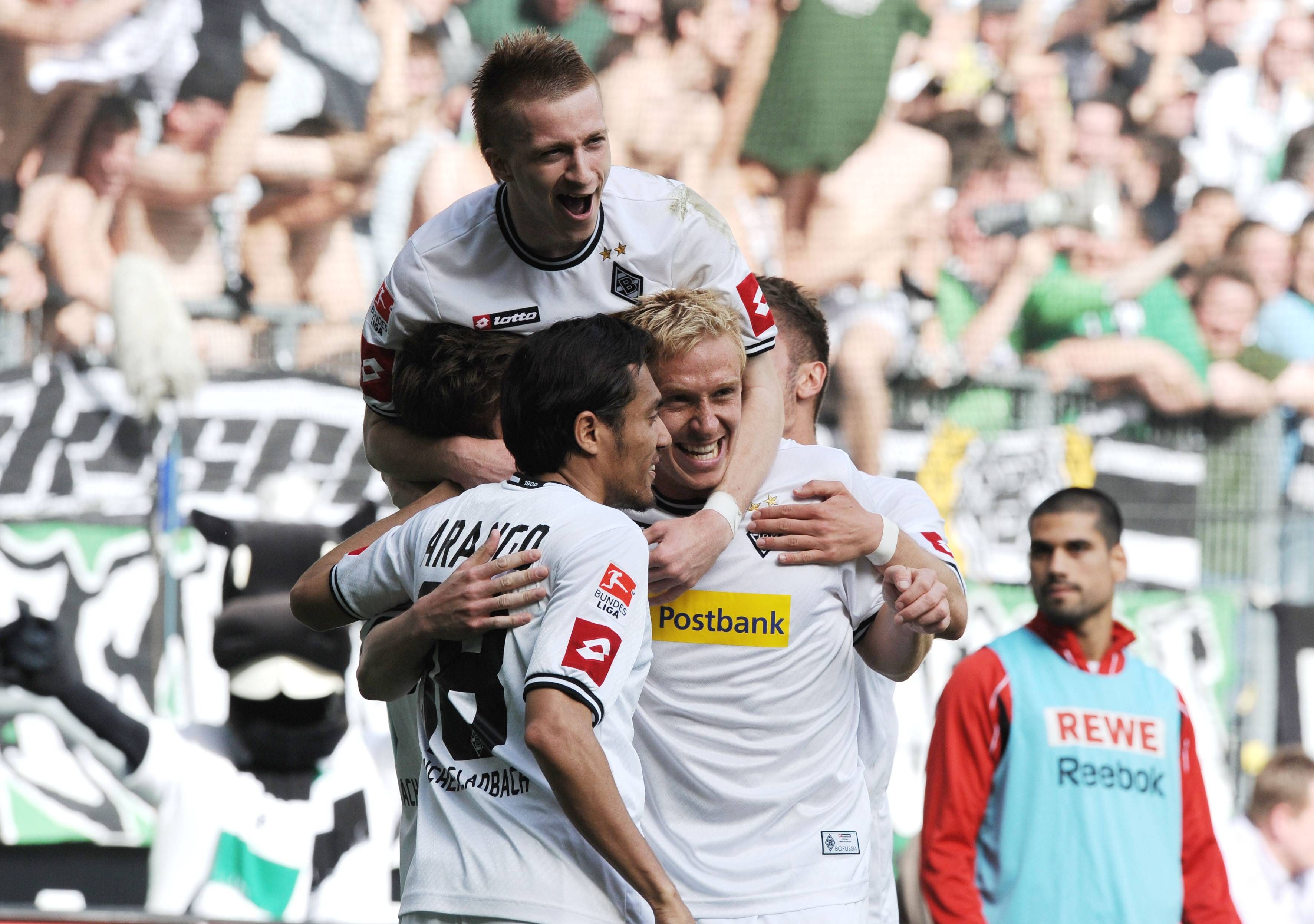 Marco Reus (oben), Mike Hanke (r.) und Juan Arango (l.) bejubeln den 5:1-Derby-Sieg gegen den 1. FC Köln am 10. April 2011. Die Fohlen brüllen ihre Freude heraus und bilden eine Jubeltraube.