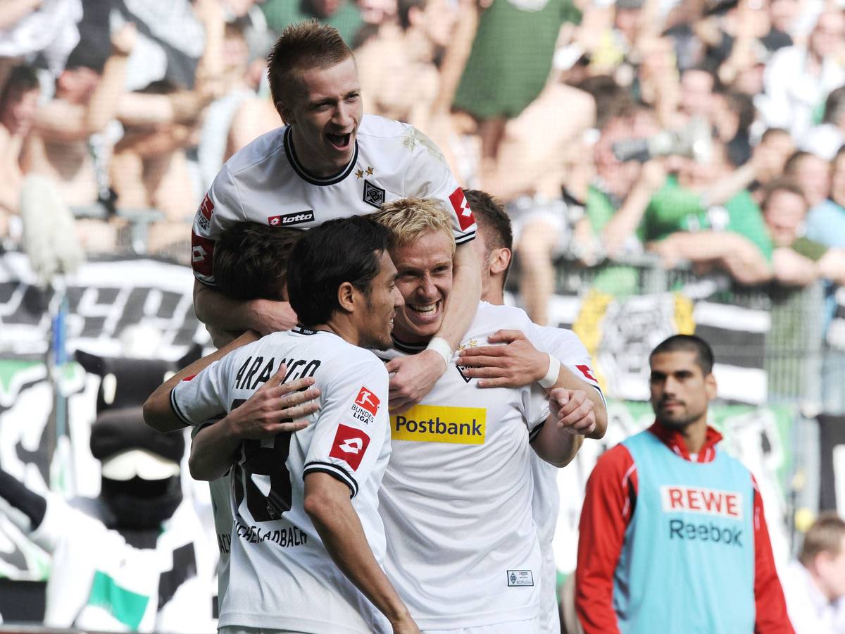 Marco Reus (oben), Mike Hanke (r.) und Juan Arango (l.) bejubeln den 5:1-Derby-Sieg gegen den 1. FC Köln am 10. April 2011. Die Fohlen brüllen ihre Freude heraus und bilden eine Jubeltraube.