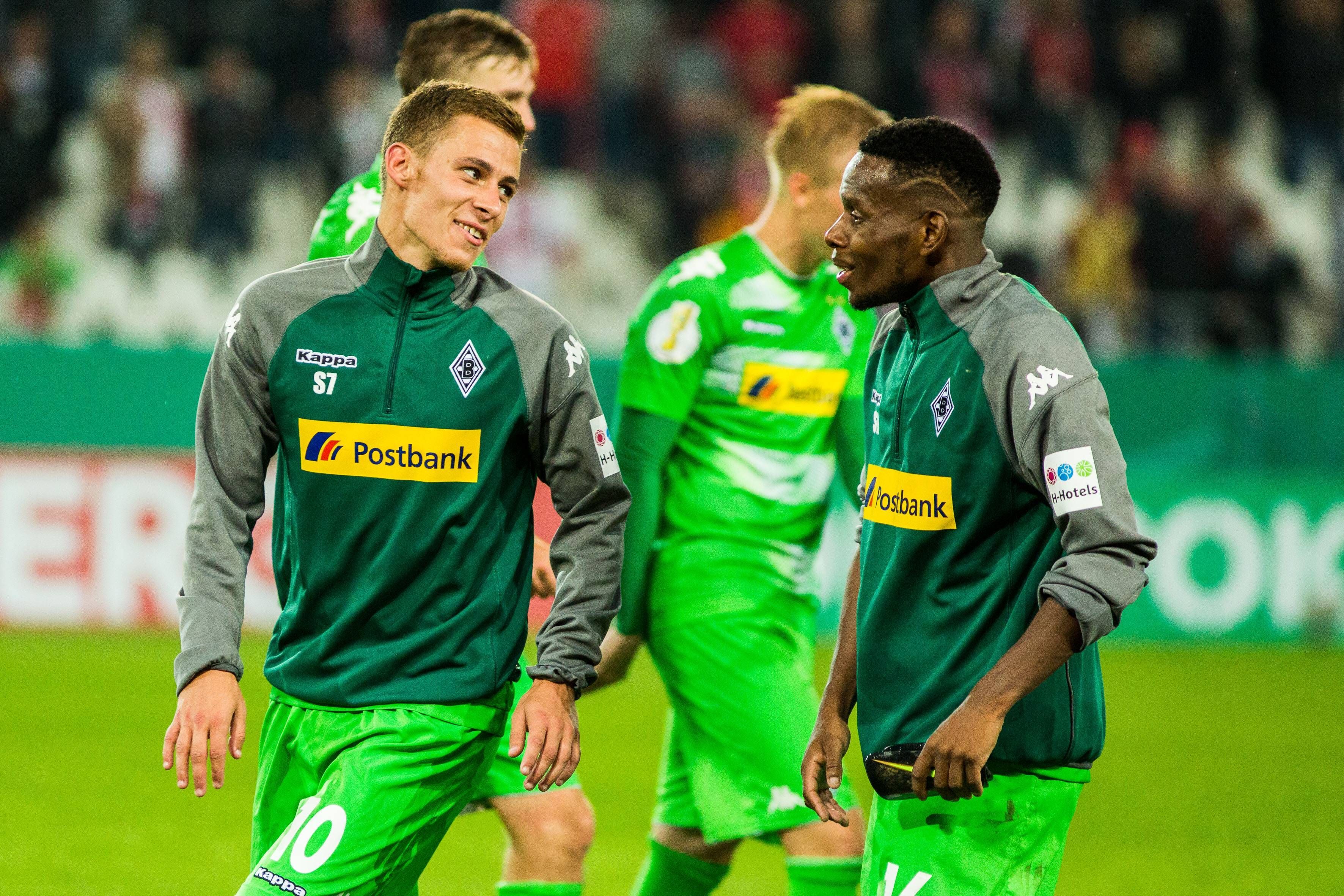 Thorgan Hazard (l.) und Ibrahima Traoré (r.) besuchten am Sonntag (9. Oktober 2022) das Derby zwischen Borussia Mönchengladbach und dem 1. FC Köln. Das Foto zeigt beide in ihrer gemeinsamen Borussia-Zeit bei einem DFB-Pokalspiel am 11. August 2017.