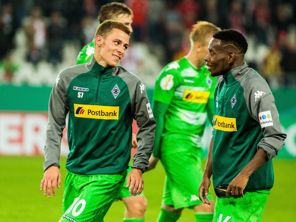 Thorgan Hazard (l.) und Ibrahima Traoré (r.) besuchten am Sonntag (9. Oktober 2022) das Derby zwischen Borussia Mönchengladbach und dem 1. FC Köln. Das Foto zeigt beide in ihrer gemeinsamen Borussia-Zeit bei einem DFB-Pokalspiel am 11. August 2017.