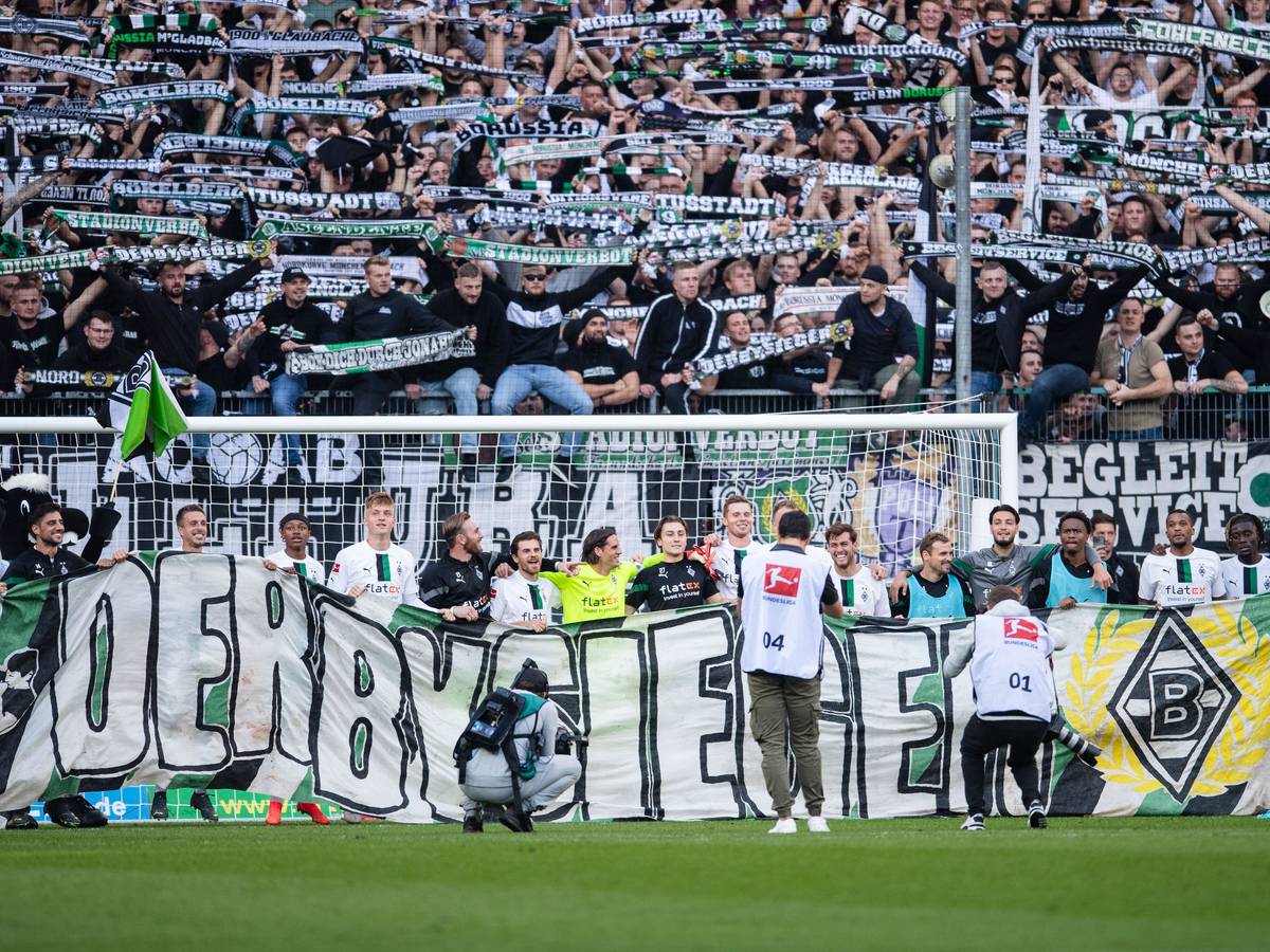 Die Spieler von Fußball-Bundesligist Borussia Mönchengladbach feiern den Derbysieg (9. Oktober 2022) gegen den 1. FC Köln im Borussia. Allerdings plagen die Elf vom Niederrhein im Anschluss Personalsorgen. Zu sehen ist ein Banner mit dem Aufdruck Derbysieger.
