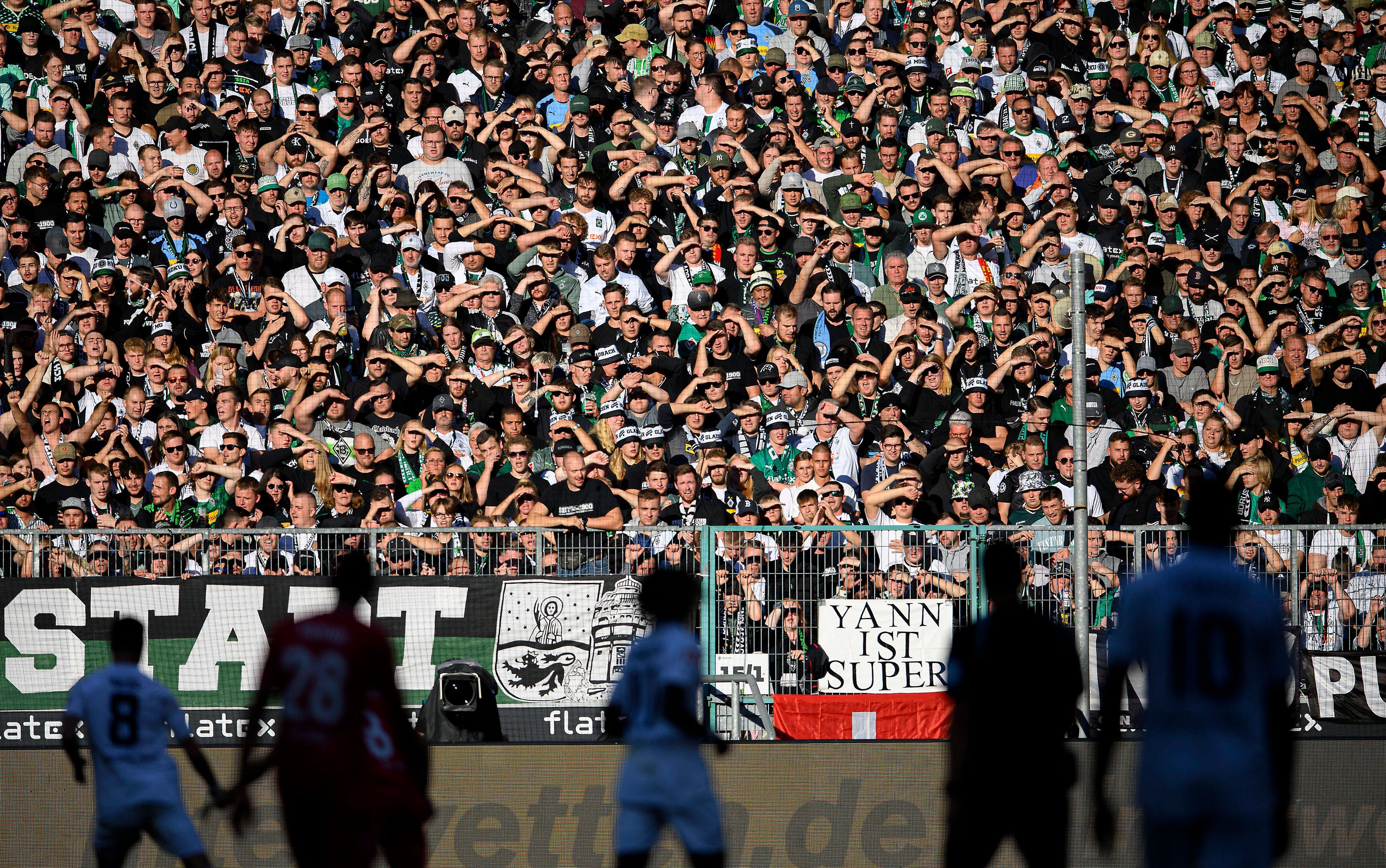 Fans von Borussia Mönchengladbach schauen das Derby gegen den 1. FC Köln am 9. Oktober 2022 in der Nordkurve.