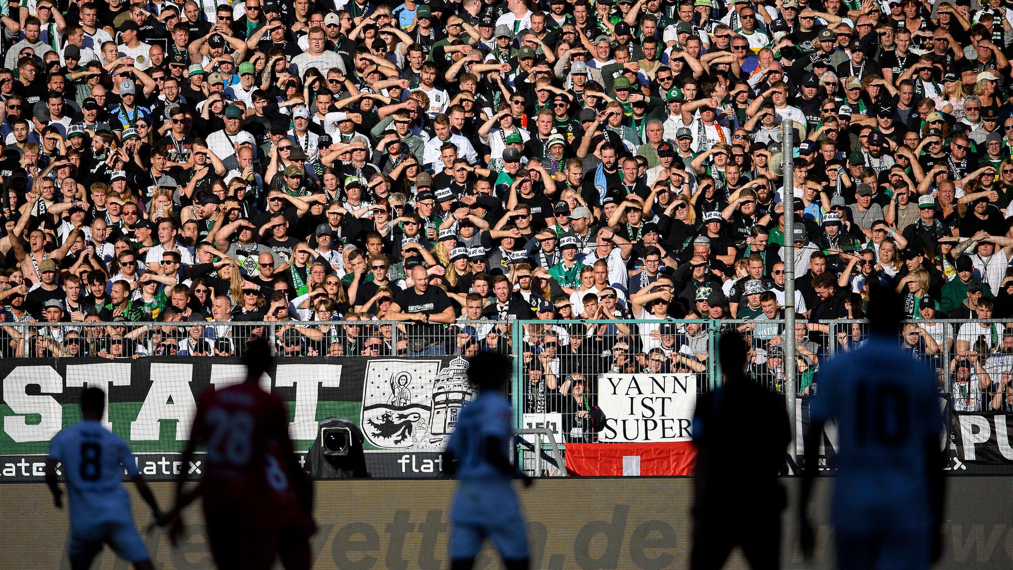 Fans von Borussia Mönchengladbach schauen das Derby gegen den 1. FC Köln am 9. Oktober 2022 in der Nordkurve.