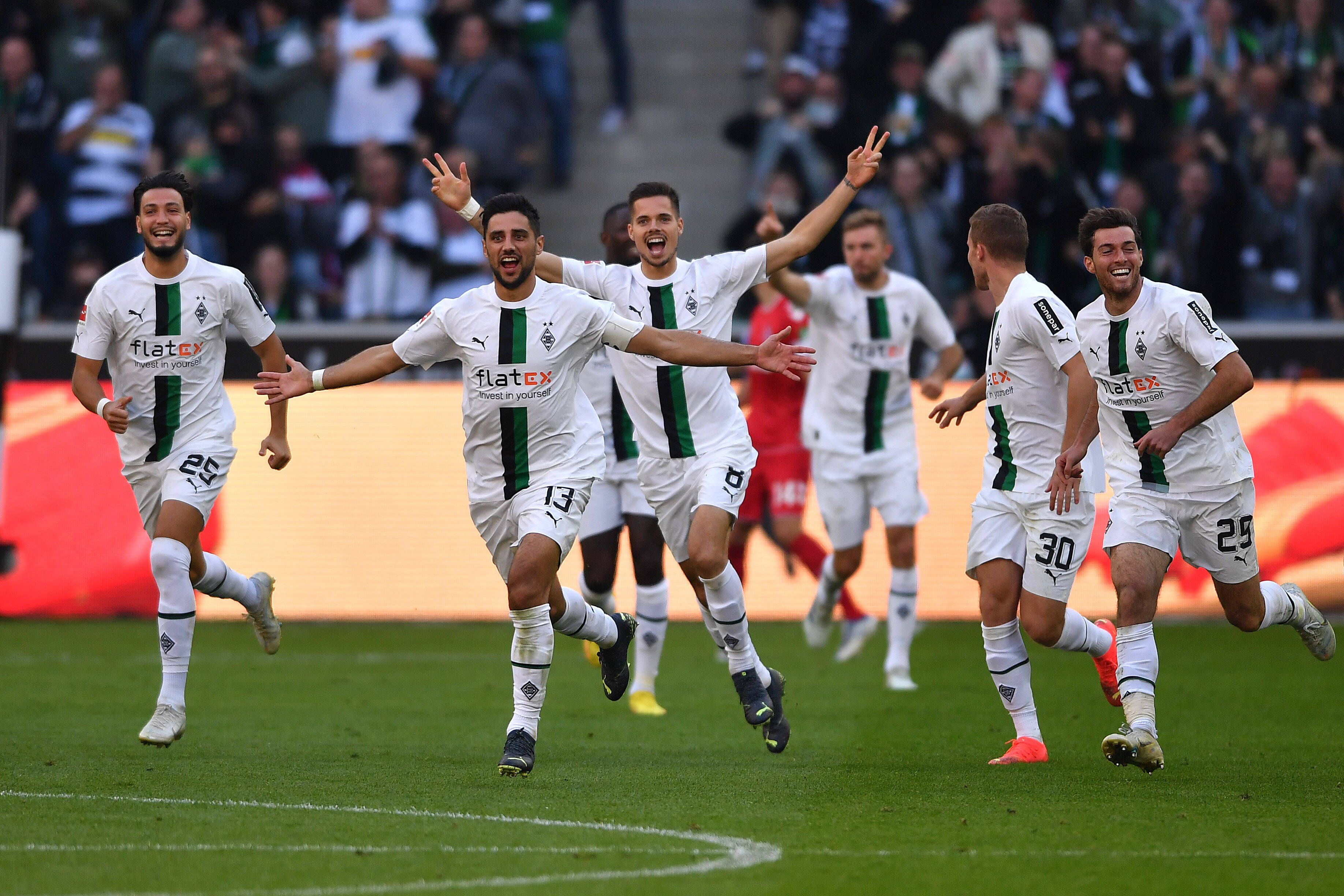 Lars Stindl (2. v. l.) beim Jubellauf nach seinem Treffer zum zwischenzeitlichen 3:1 für Borussia Mönchengladbach gegen den 1. FC Köln am 9. Oktober 2022. Stindl läuft mit ausgebreiteten Armen, Ramy Bensebaini, Julian Weigl, Nico Elvedi und Joe Scally (v. l. n. r.) folgen ihm.