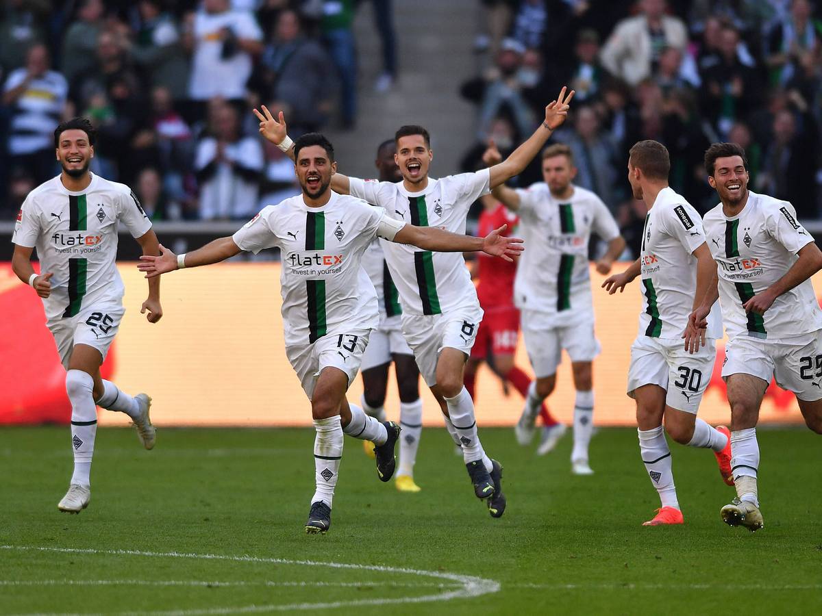 Lars Stindl (2. v. l.) beim Jubellauf nach seinem Treffer zum zwischenzeitlichen 3:1 für Borussia Mönchengladbach gegen den 1. FC Köln am 9. Oktober 2022. Stindl läuft mit ausgebreiteten Armen, Ramy Bensebaini, Julian Weigl, Nico Elvedi und Joe Scally (v. l. n. r.) folgen ihm.