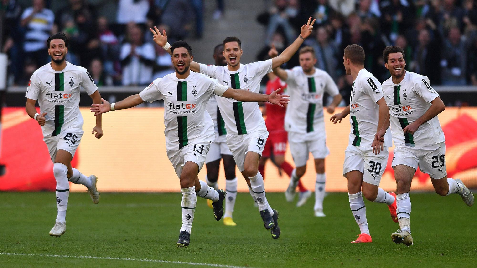 Lars Stindl (2. v. l.) beim Jubellauf nach seinem Treffer zum zwischenzeitlichen 3:1 für Borussia Mönchengladbach gegen den 1. FC Köln am 9. Oktober 2022. Stindl läuft mit ausgebreiteten Armen, Ramy Bensebaini, Julian Weigl, Nico Elvedi und Joe Scally (v. l. n. r.) folgen ihm.