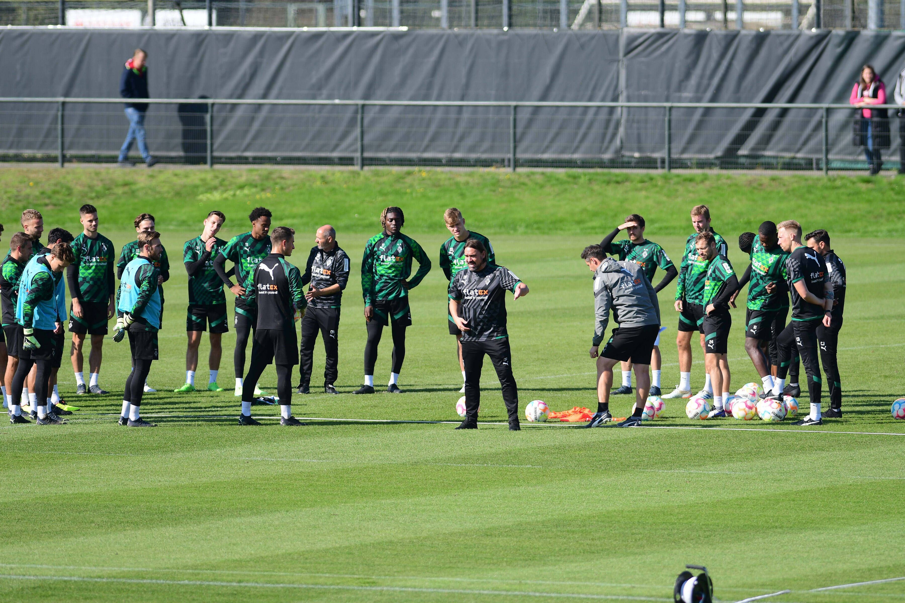 Die Profis von Borussia Mönchengladbach hören sich eine Ansprache von Trainer Daniel Farke bei einem Training am 29. September 2022 an.