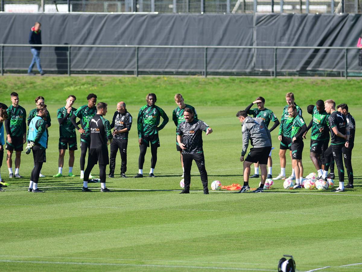 Die Profis von Borussia Mönchengladbach hören sich eine Ansprache von Trainer Daniel Farke bei einem Training am 29. September 2022 an.