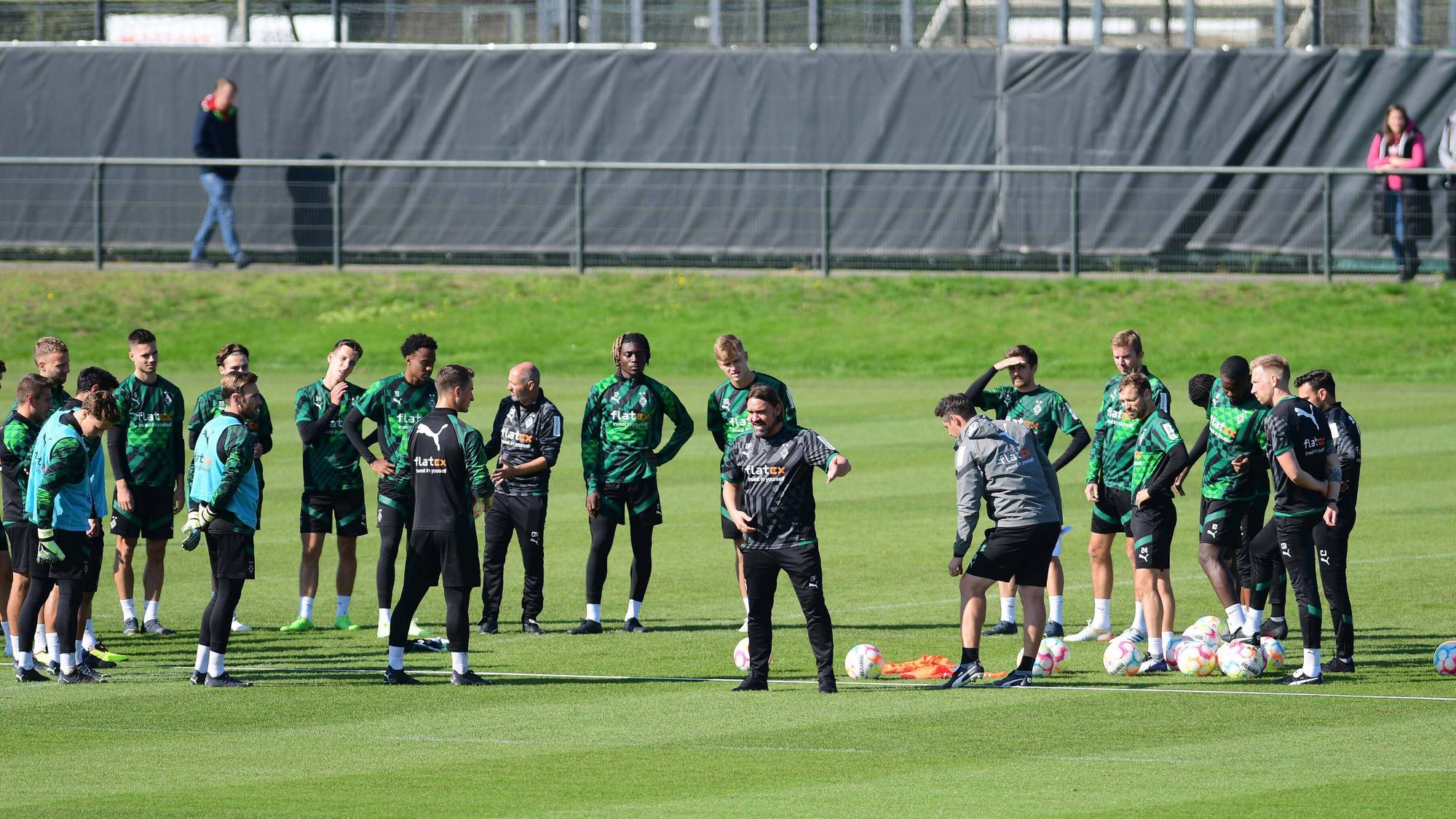 Die Profis von Borussia Mönchengladbach hören sich eine Ansprache von Trainer Daniel Farke bei einem Training am 29. September 2022 an.