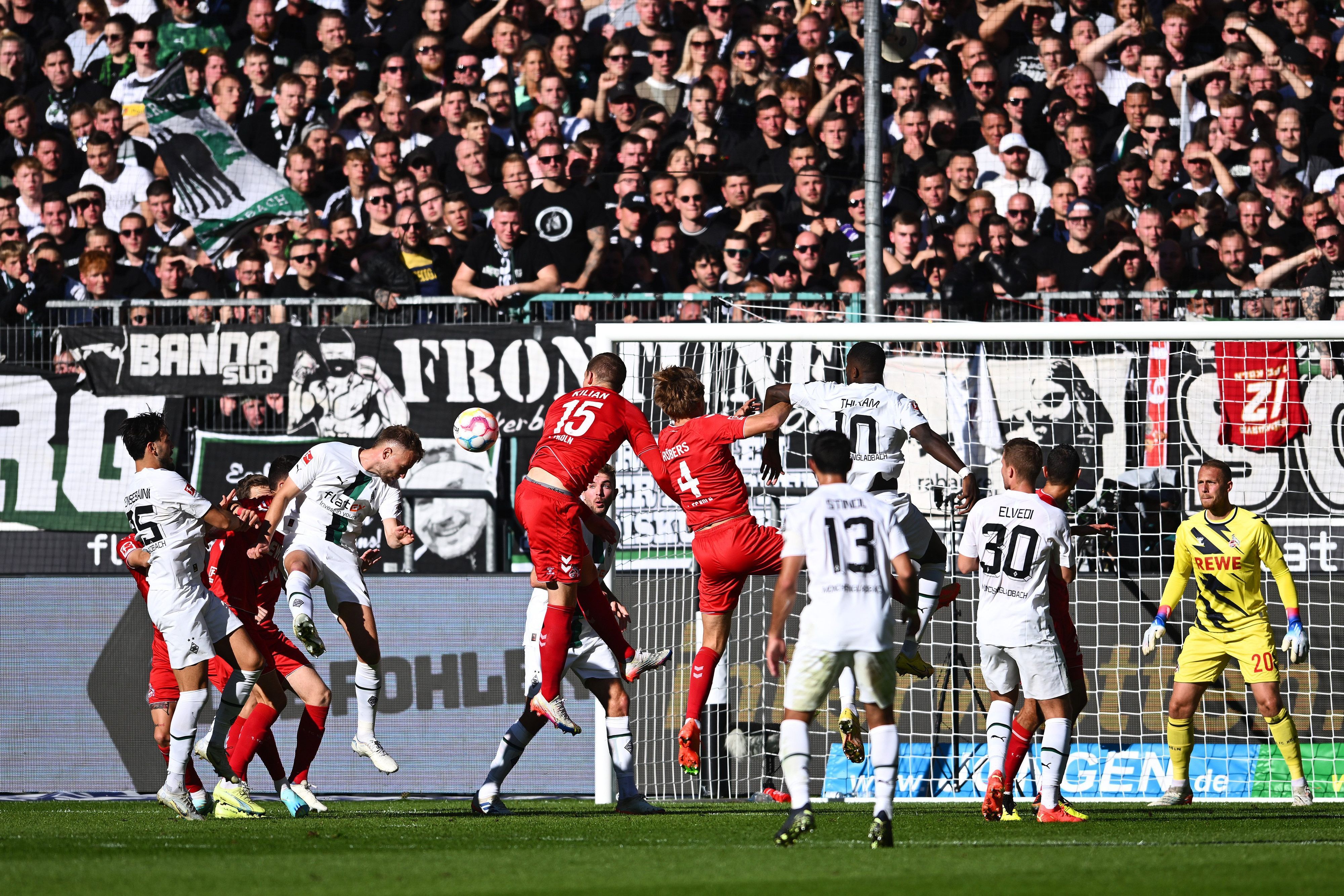 Marvin Friedrich erzielt das 1:0 von Borussia Mönchengladbach gegen den 1. FC Köln am 9. Oktober mit einem Kopfball.