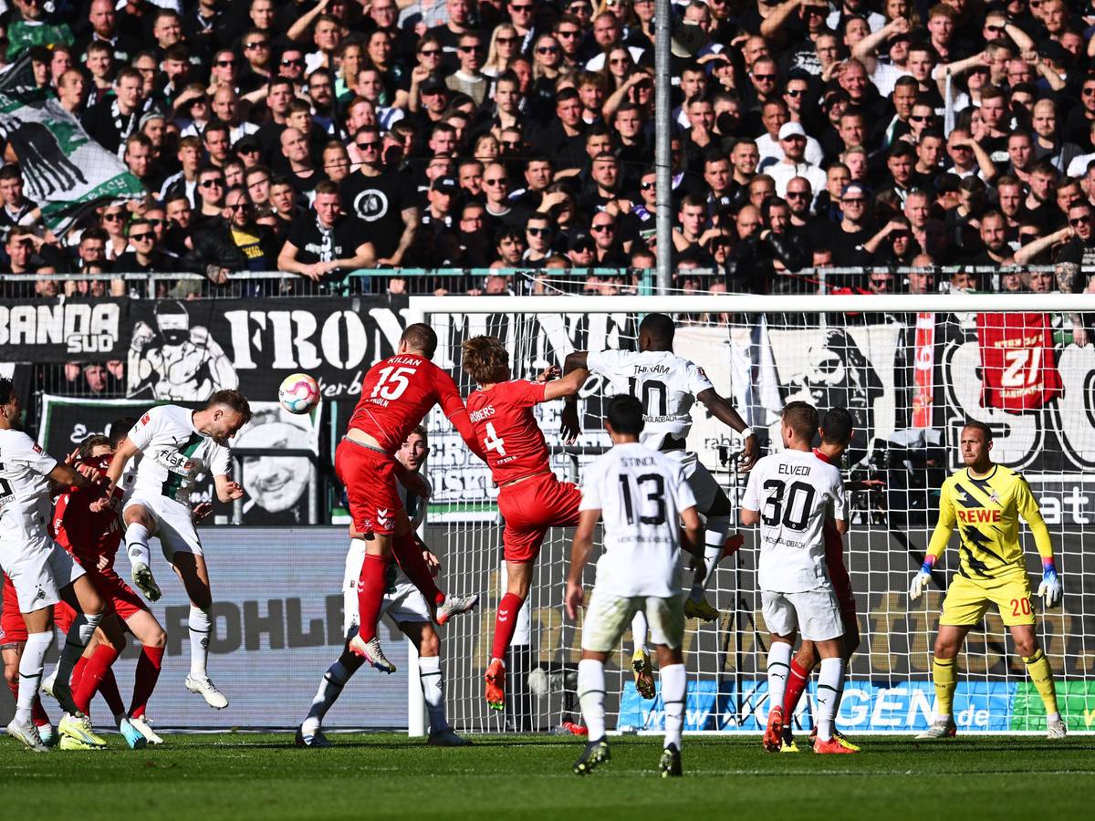 Marvin Friedrich erzielt das 1:0 von Borussia Mönchengladbach gegen den 1. FC Köln am 9. Oktober mit einem Kopfball.