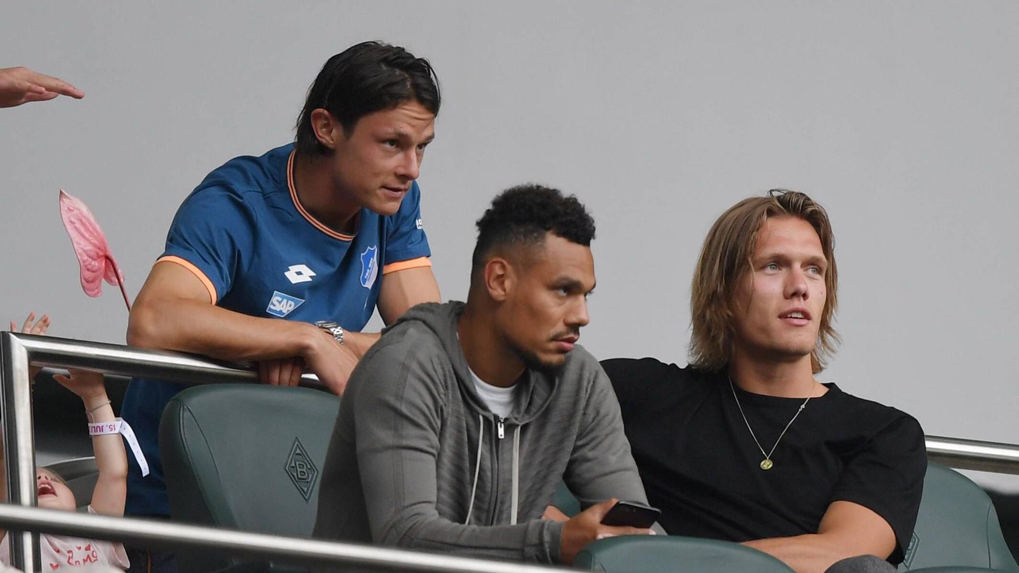 Auf der Tribüne statt auf dem Rasen im Borussia-Park: Nico Schulz (oben) spricht kurz nach seinem Wechsel von Borussia Mönchengladbach zur TSG Hoffenheim am 15. Juli 2017 mit seinen Ex-Teamkollegen Timothée Kolodziejczak (l.) und Jannik Vestergaard (r.).