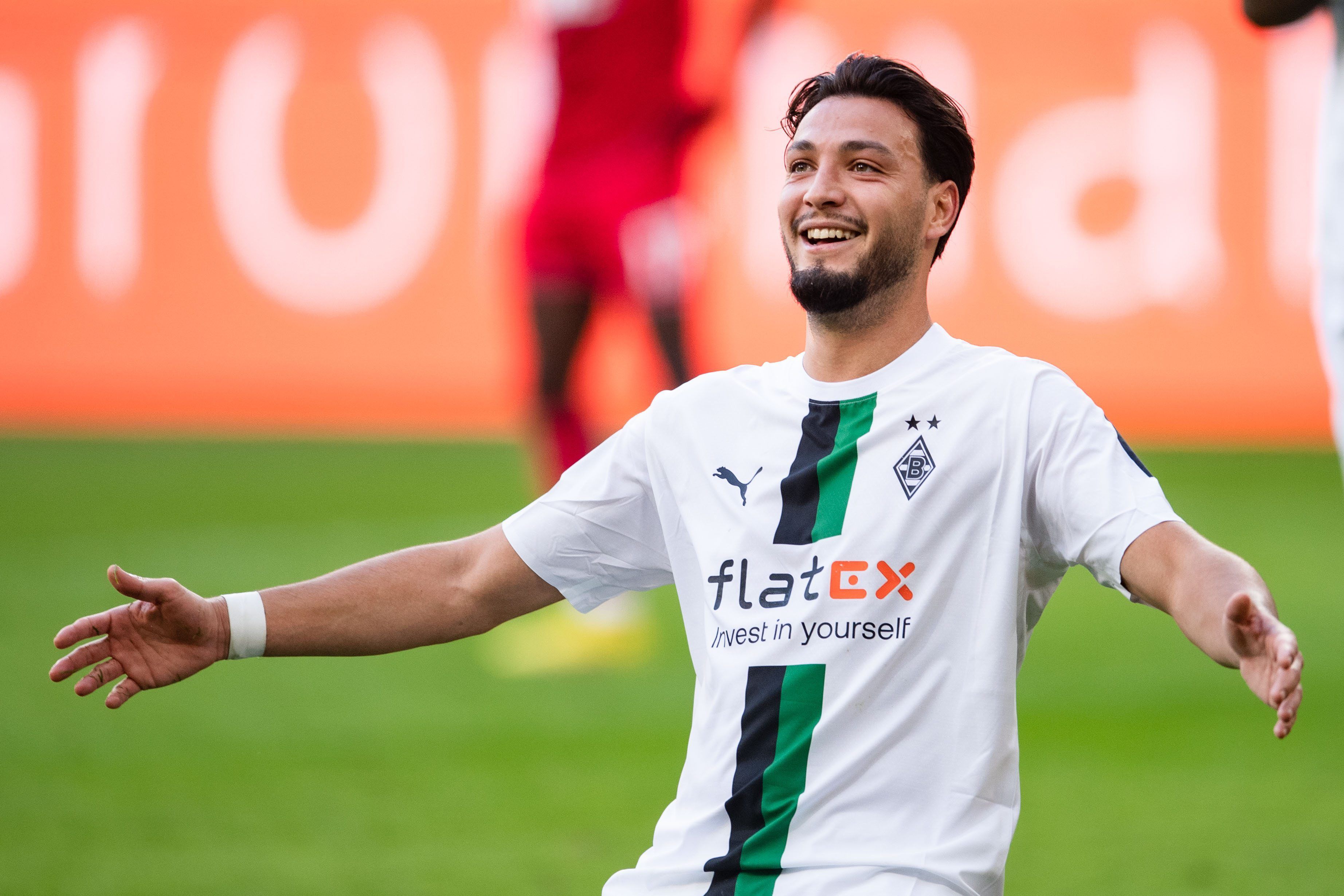 Jubel bei Borussia Mönchengladbach! Ramy Bensebaini lässt sich nach einem Tor im Derby am 9. Oktober 2022 gegen den 1. FC Köln feiern.