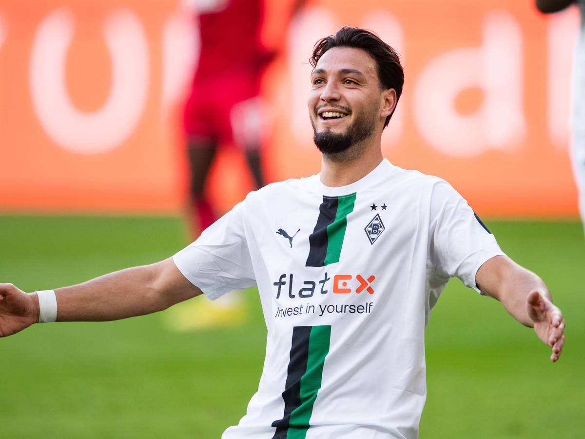 Jubel bei Borussia Mönchengladbach! Ramy Bensebaini lässt sich nach einem Tor im Derby am 9. Oktober 2022 gegen den 1. FC Köln feiern.