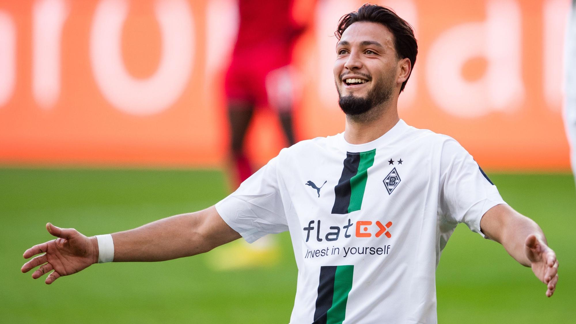 Jubel bei Borussia Mönchengladbach! Ramy Bensebaini lässt sich nach einem Tor im Derby am 9. Oktober 2022 gegen den 1. FC Köln feiern.