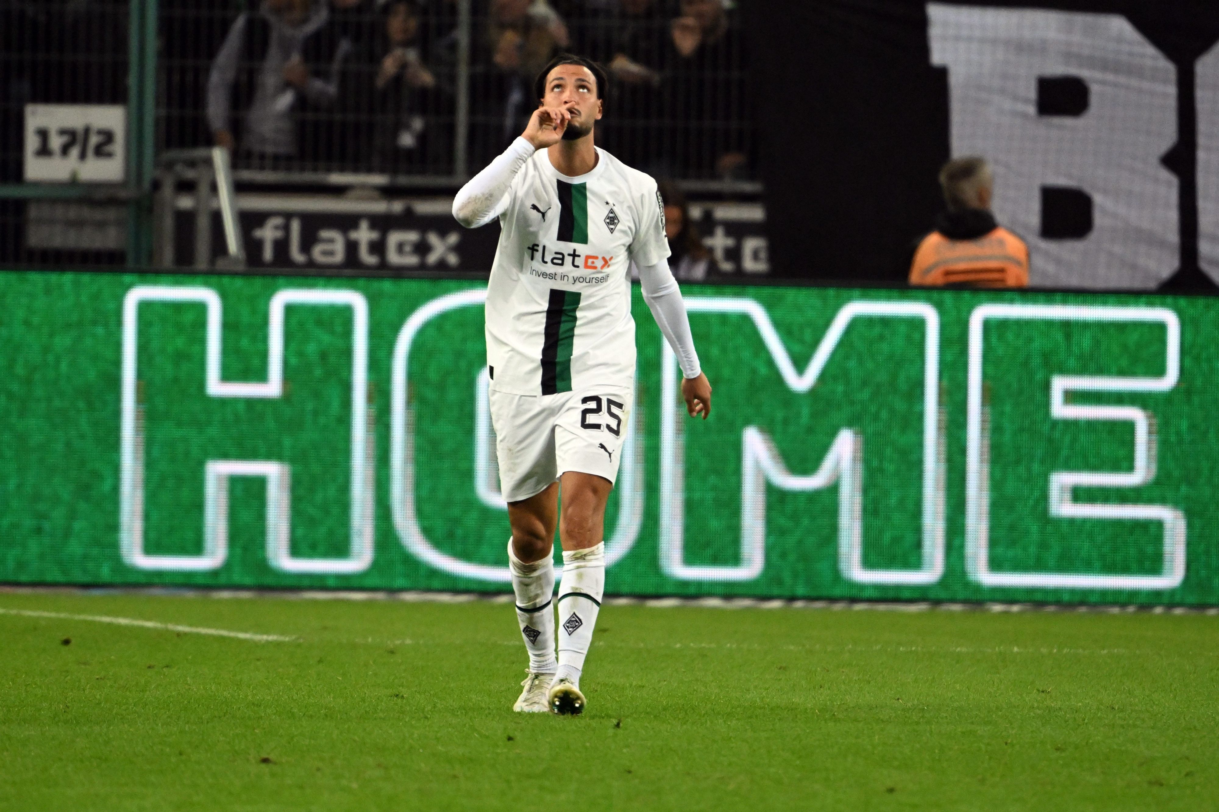 Jubel bei Ramy Bensebaini von Borussia Mönchengladbach bei seinem Treffer im Bundesliga-Spiel gegen RB Leipzig am 17. September 2022.