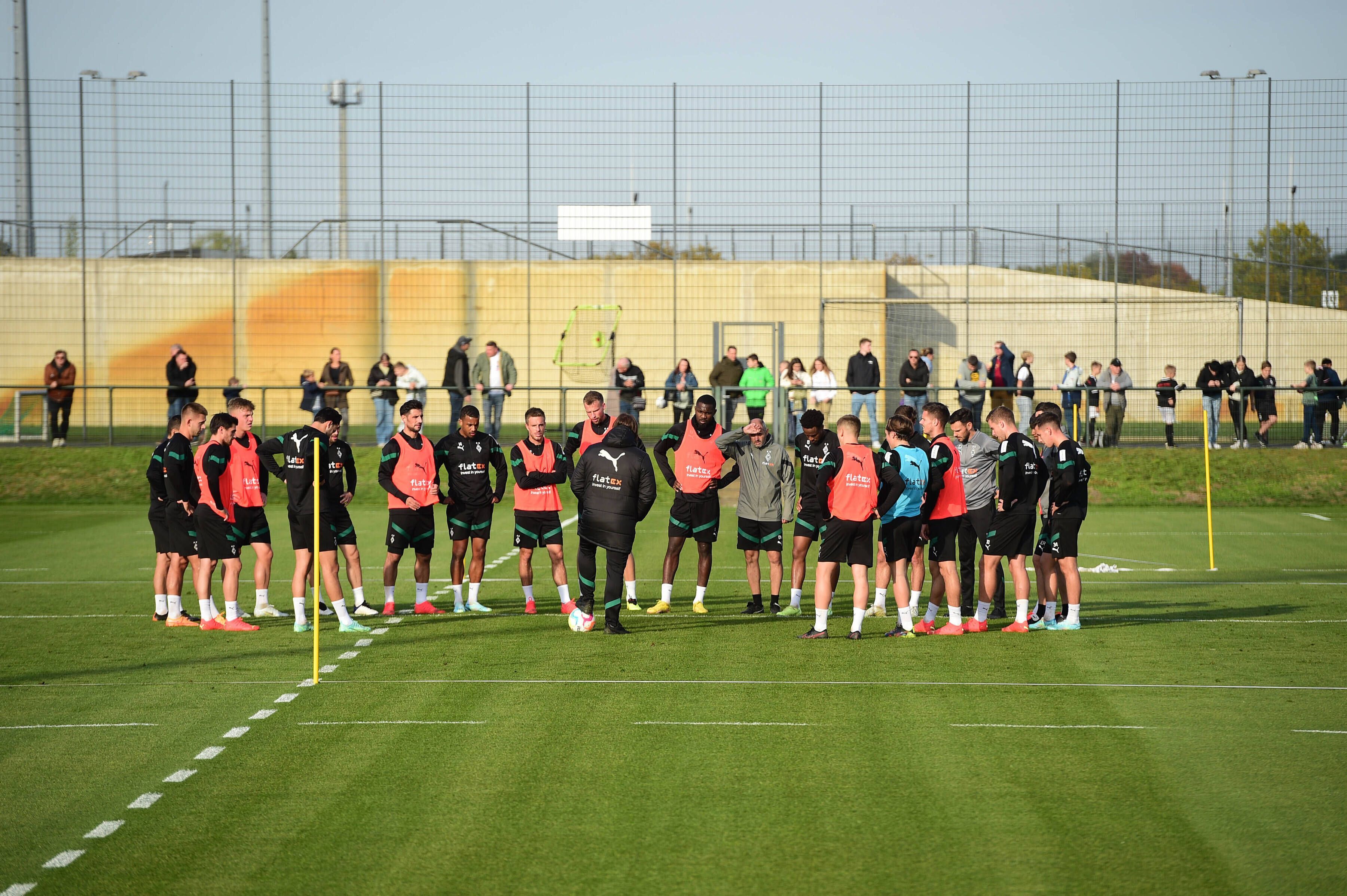 Die Mannschaft von Borussia Mönchengladbach am 12. Oktober 2022 beim Training im Borussia-Park. Trainer Daniel Farke (M.) hat das Team in einem Kreis um sich versammelt.