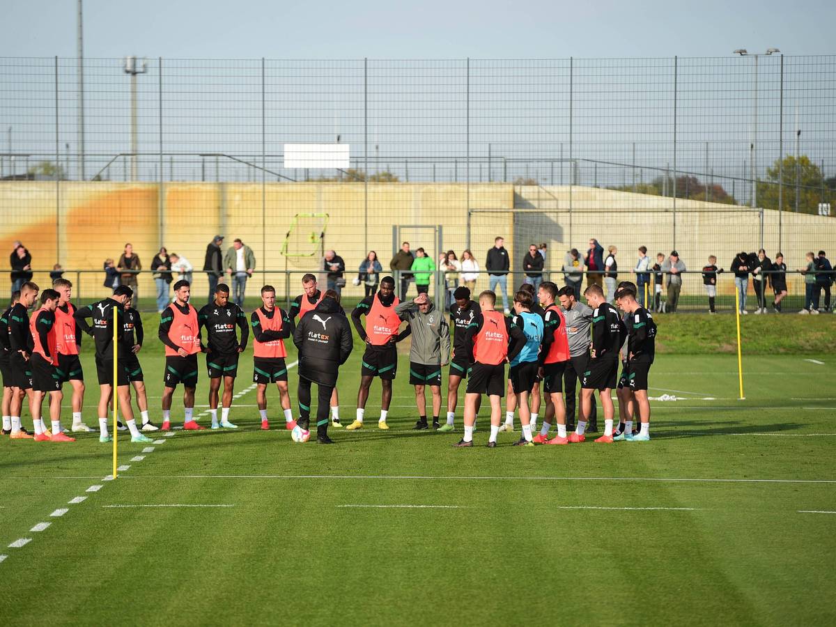 Die Mannschaft von Borussia Mönchengladbach am 12. Oktober 2022 beim Training im Borussia-Park. Trainer Daniel Farke (M.) hat das Team in einem Kreis um sich versammelt.