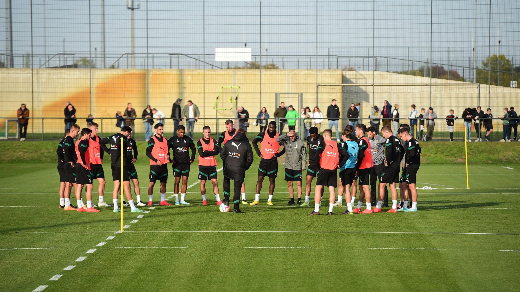 Die Mannschaft von Borussia Mönchengladbach am 12. Oktober 2022 beim Training im Borussia-Park. Trainer Daniel Farke (M.) hat das Team in einem Kreis um sich versammelt.