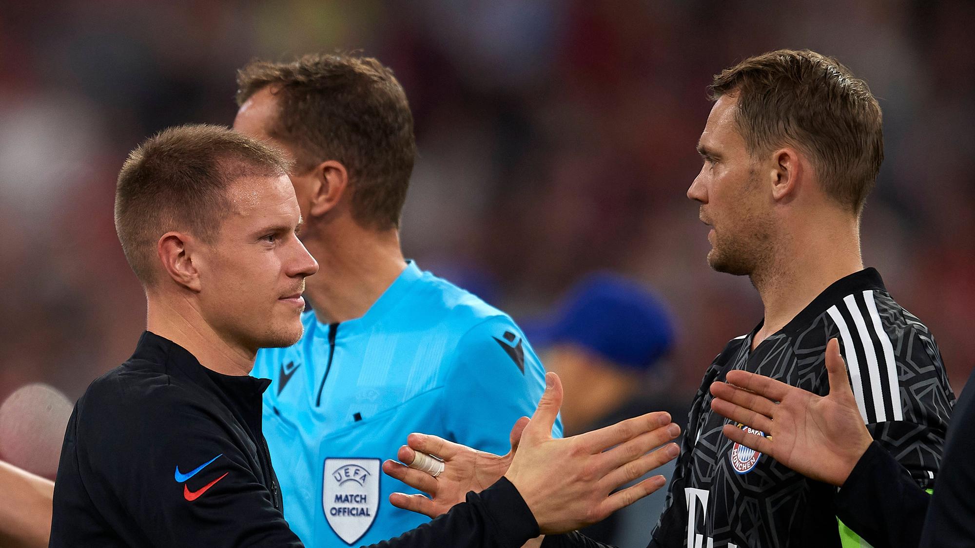 Marc-André ter Stegen (l.) in Deutschland: Der ehemalige Torhüter von Borussia Mönchengladbach spielte 13. September 2022 gegen den FC Bayern München und Manuel Neuer (r.).