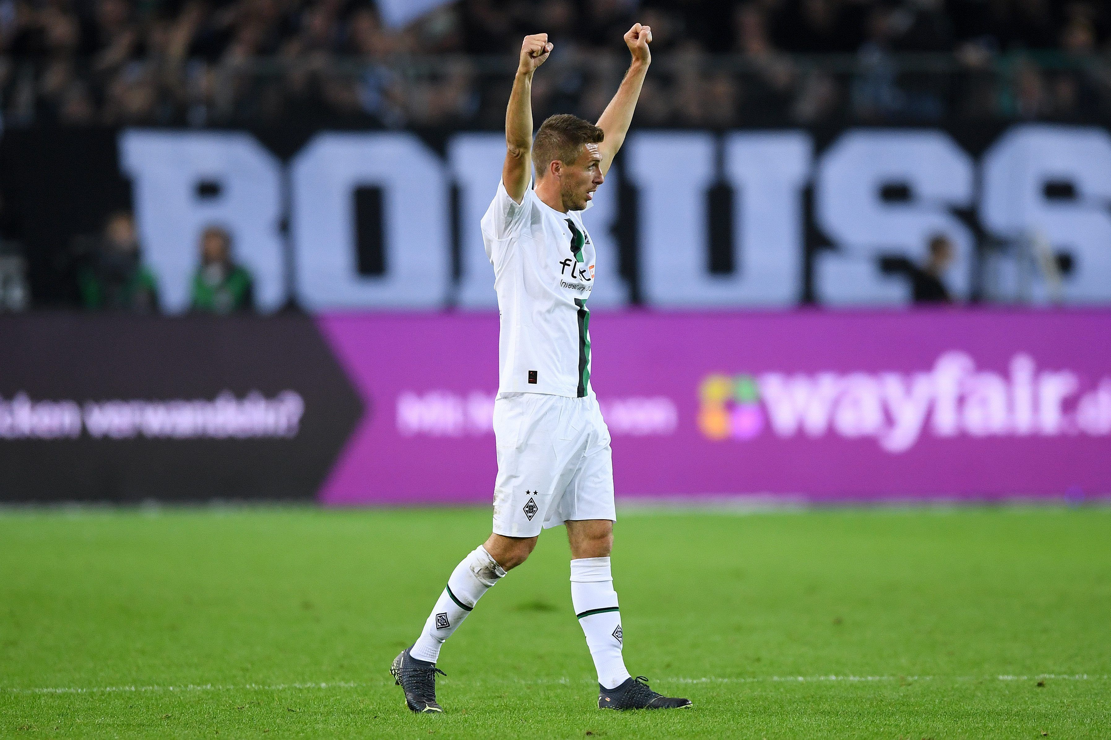 Patrick Herrmann von Borussia Mönchengladbach feiert einen Bundesliga-Sieg gegen RB Leipzig am 17. September 2022.