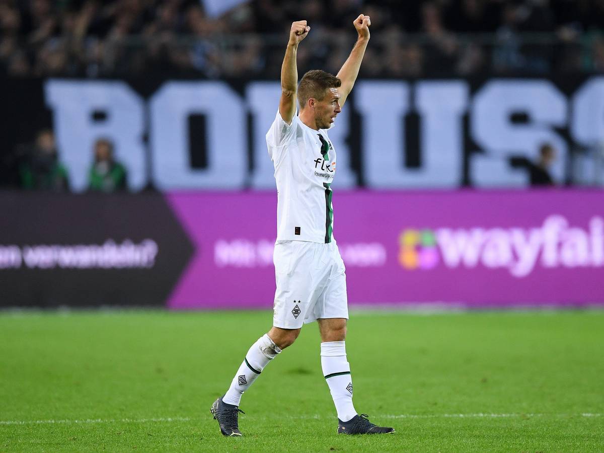 Patrick Herrmann von Borussia Mönchengladbach feiert einen Bundesliga-Sieg gegen RB Leipzig am 17. September 2022.